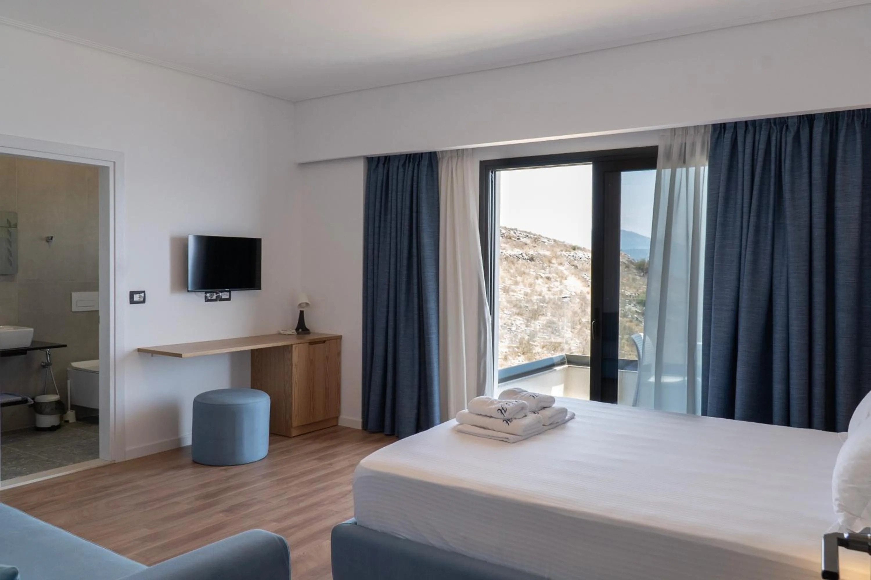 Bed in Hilltop Heaven Hotel