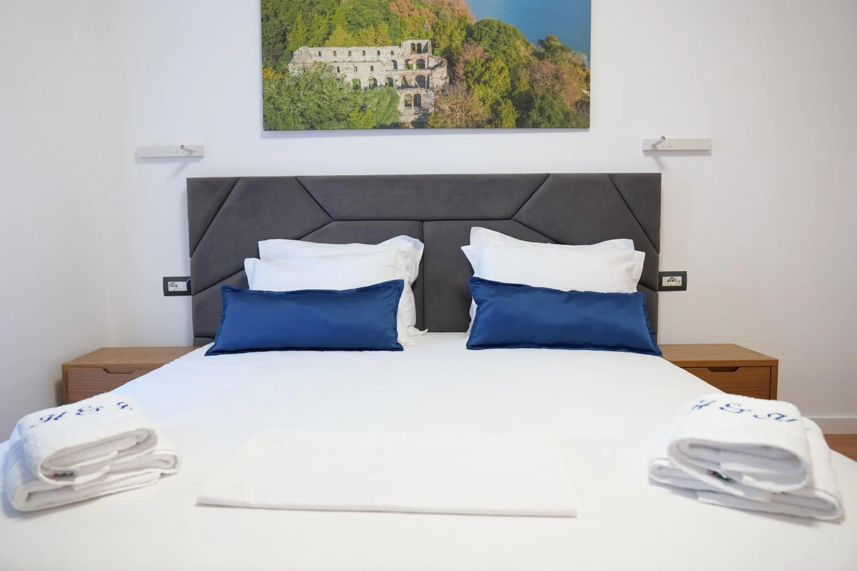 Bed in Hilltop Heaven Hotel