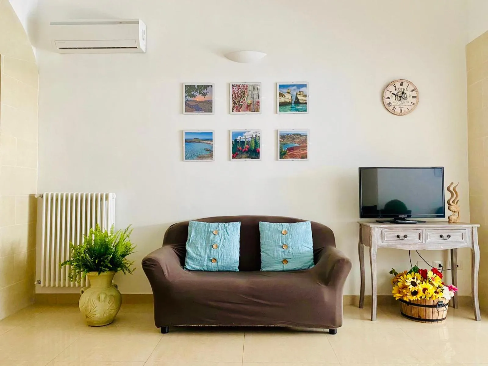 Communal lounge/ TV room in B&B Pietramare