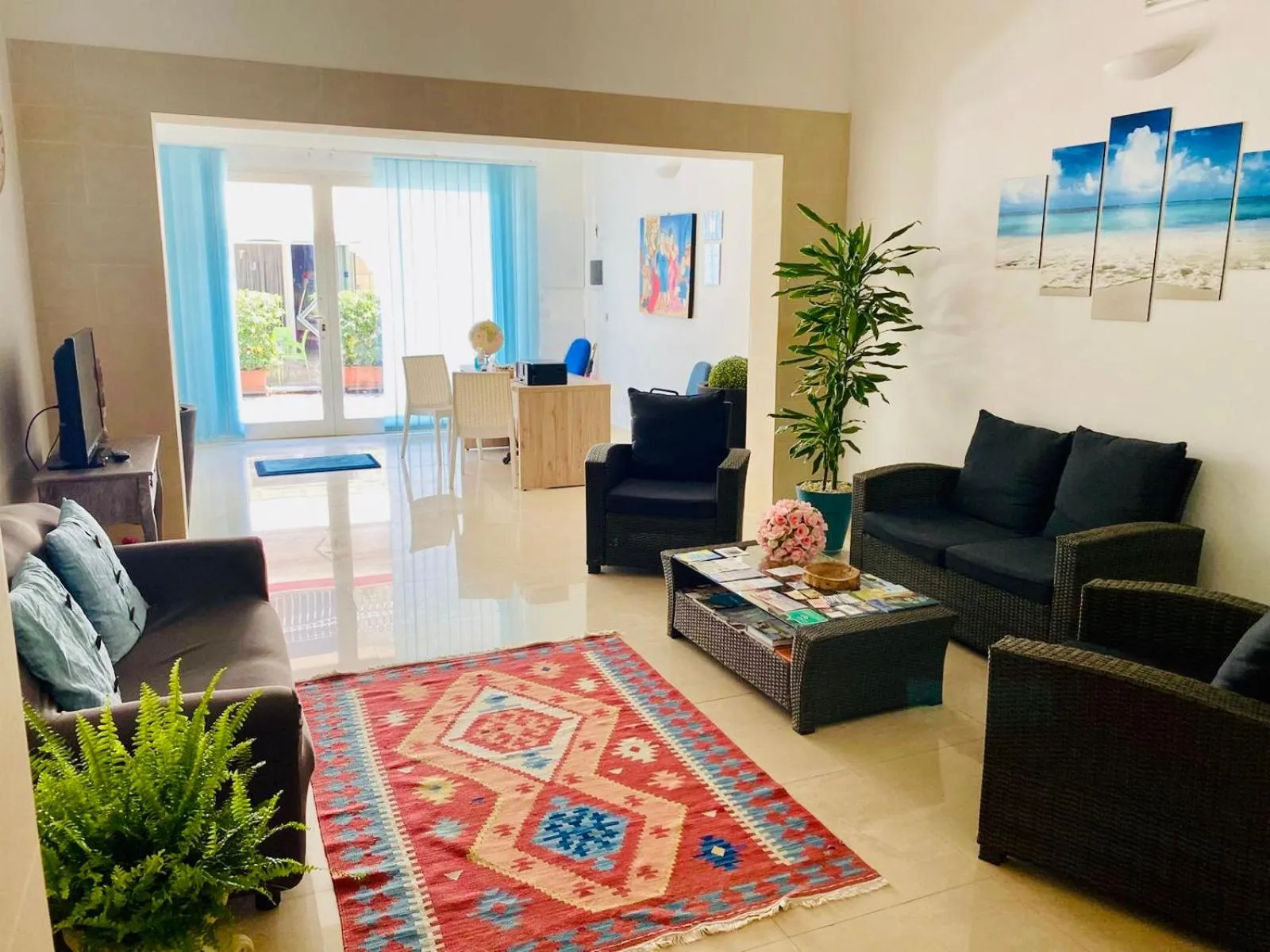 Communal lounge/ TV room in B&B Pietramare