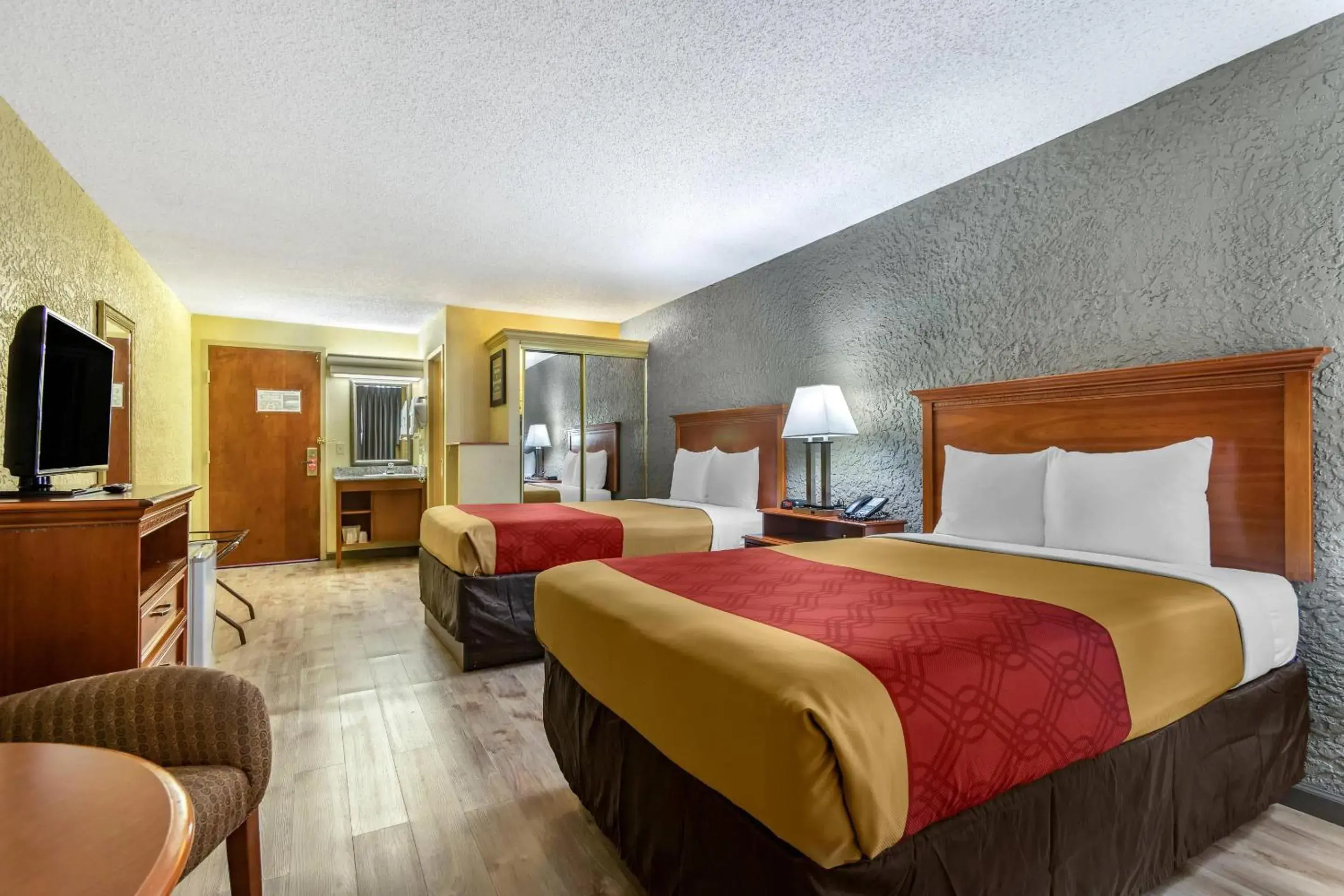 Bedroom in Econo Lodge Broken Arrow-Tulsa Bedroom in Econo Lodge Broken Arrow-Tulsa