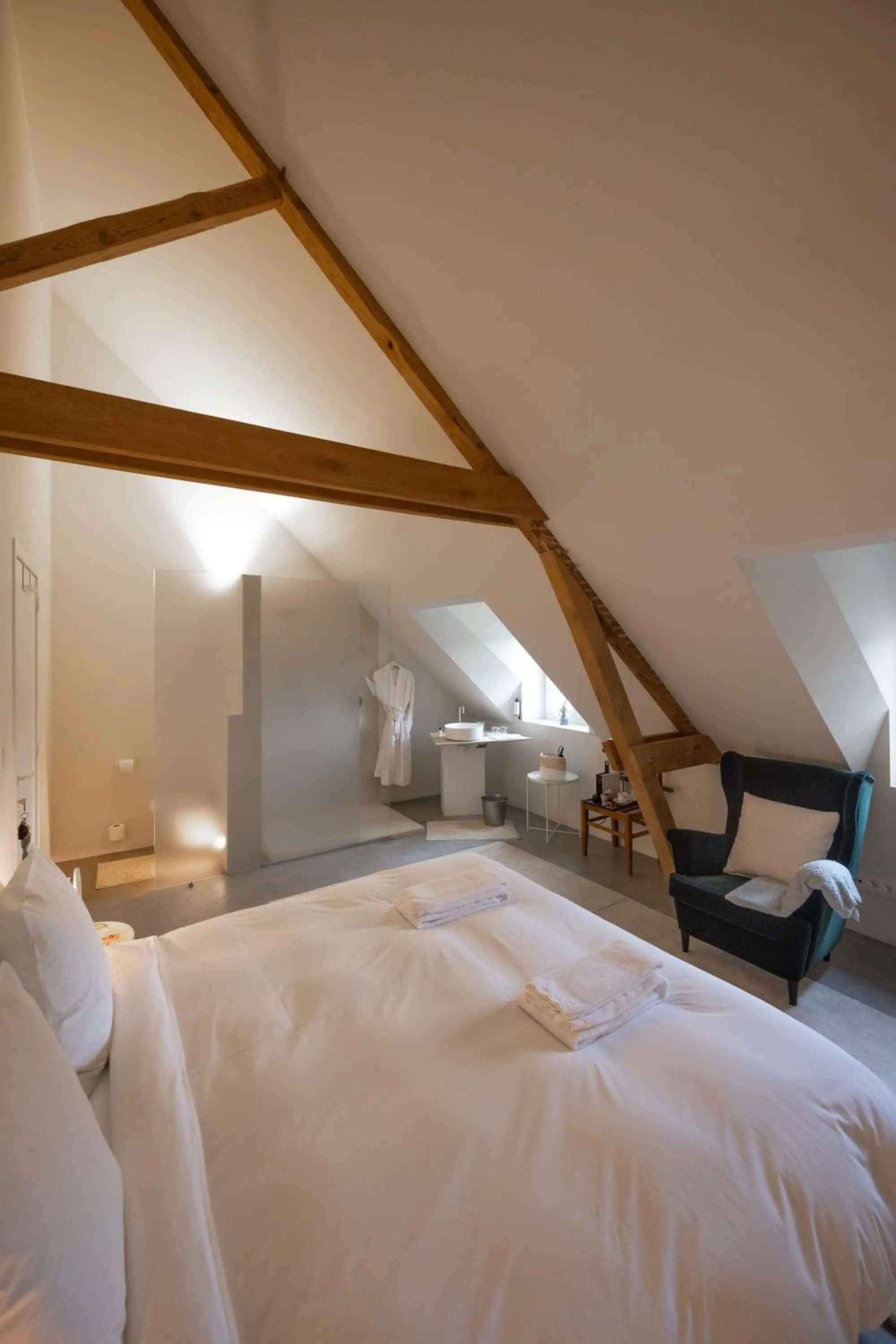 Photo of the whole room, Bed in Château du Pont d'Oye