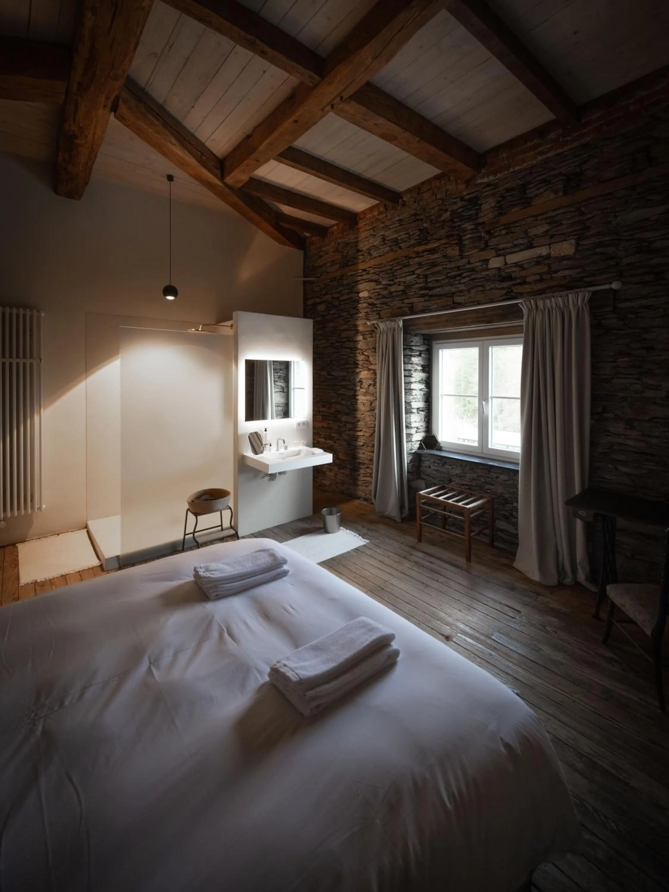 Photo of the whole room, Bed in Château du Pont d'Oye