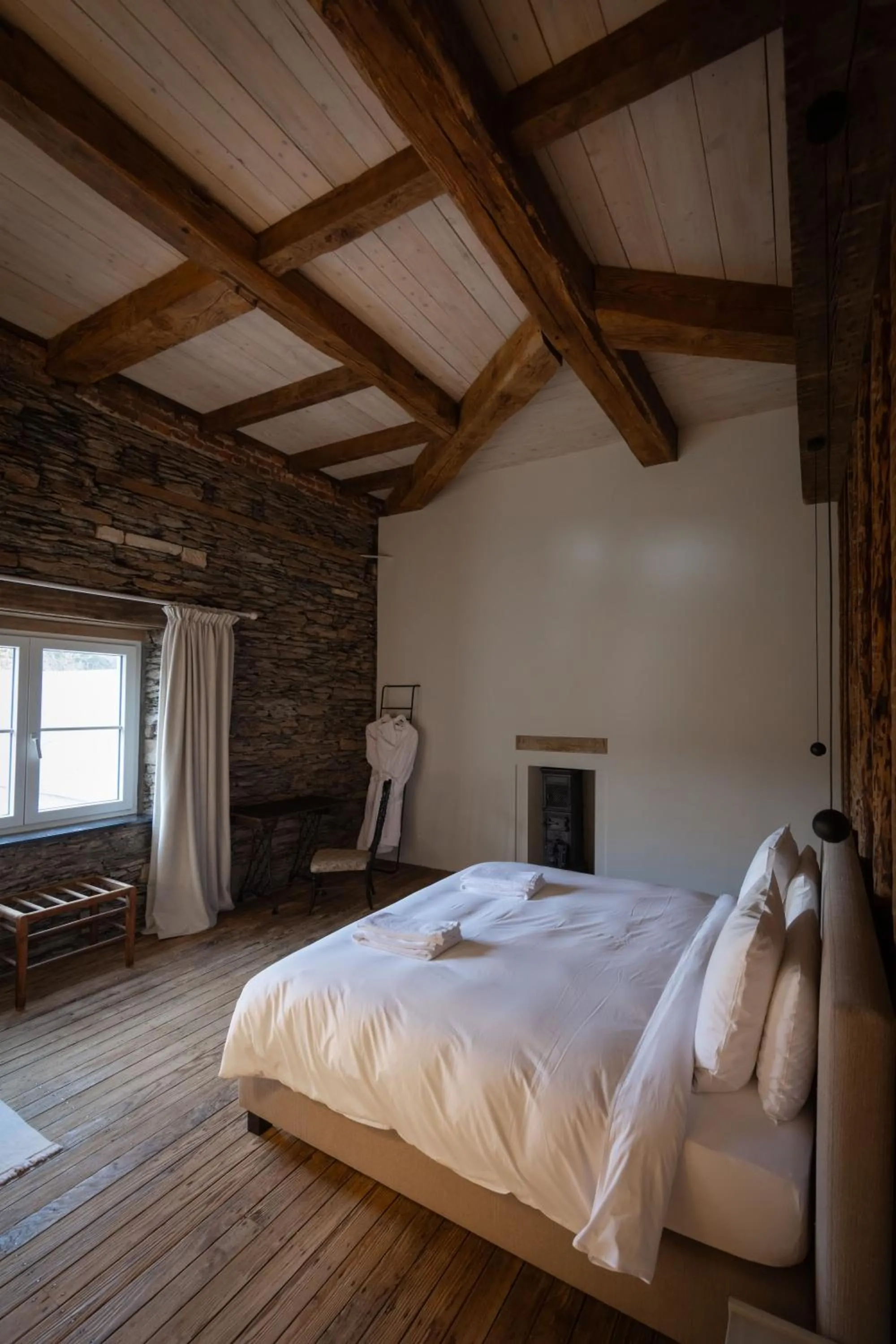 Photo of the whole room, Bed in Château du Pont d'Oye