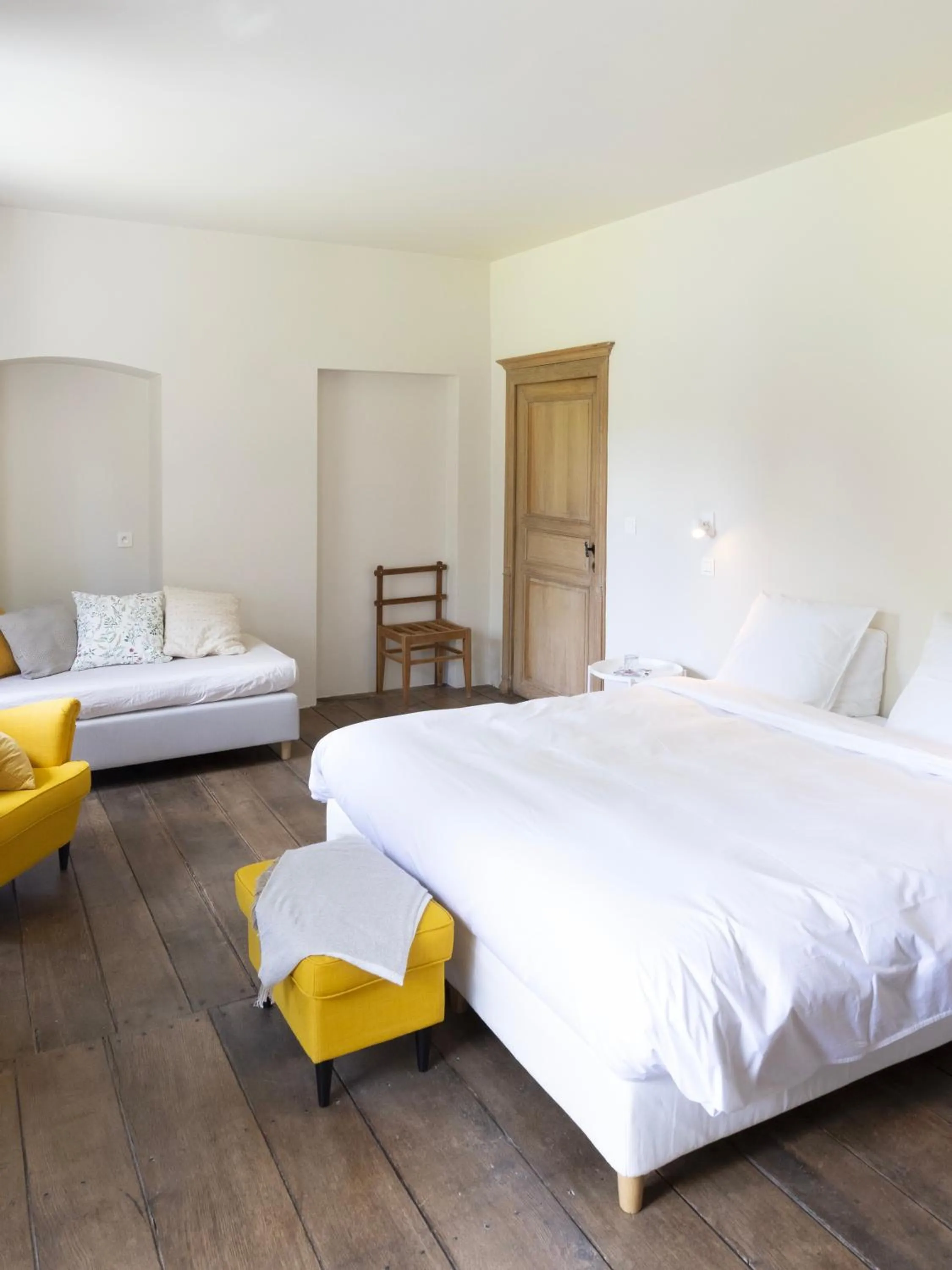 Photo of the whole room, Bed in Château du Pont d'Oye