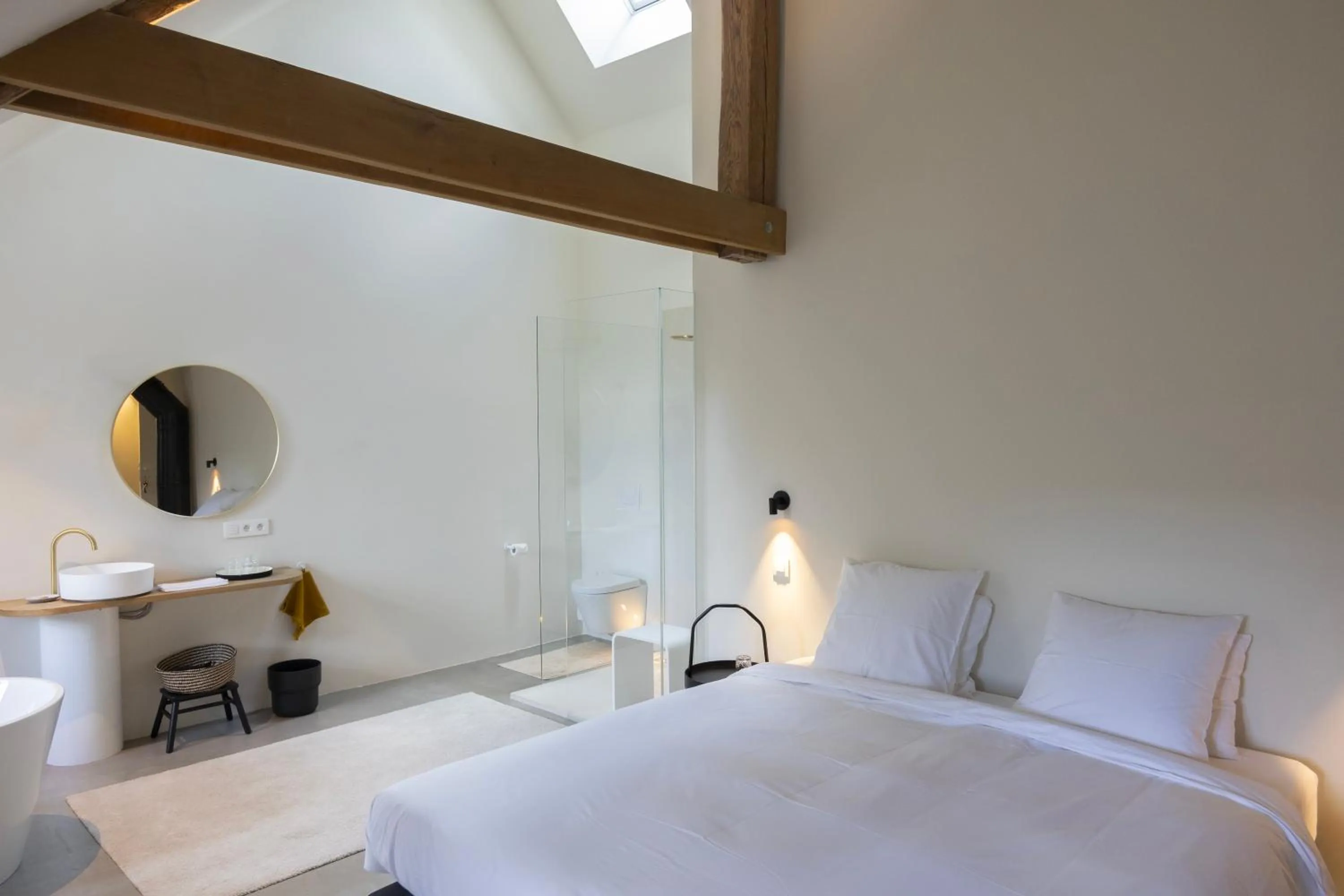 Bathroom, Bed in Château du Pont d'Oye