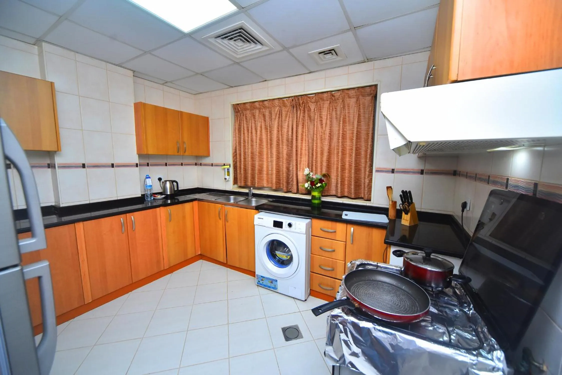 Kitchen or kitchenette in Emirates Stars Hotel Apartments Sharjah