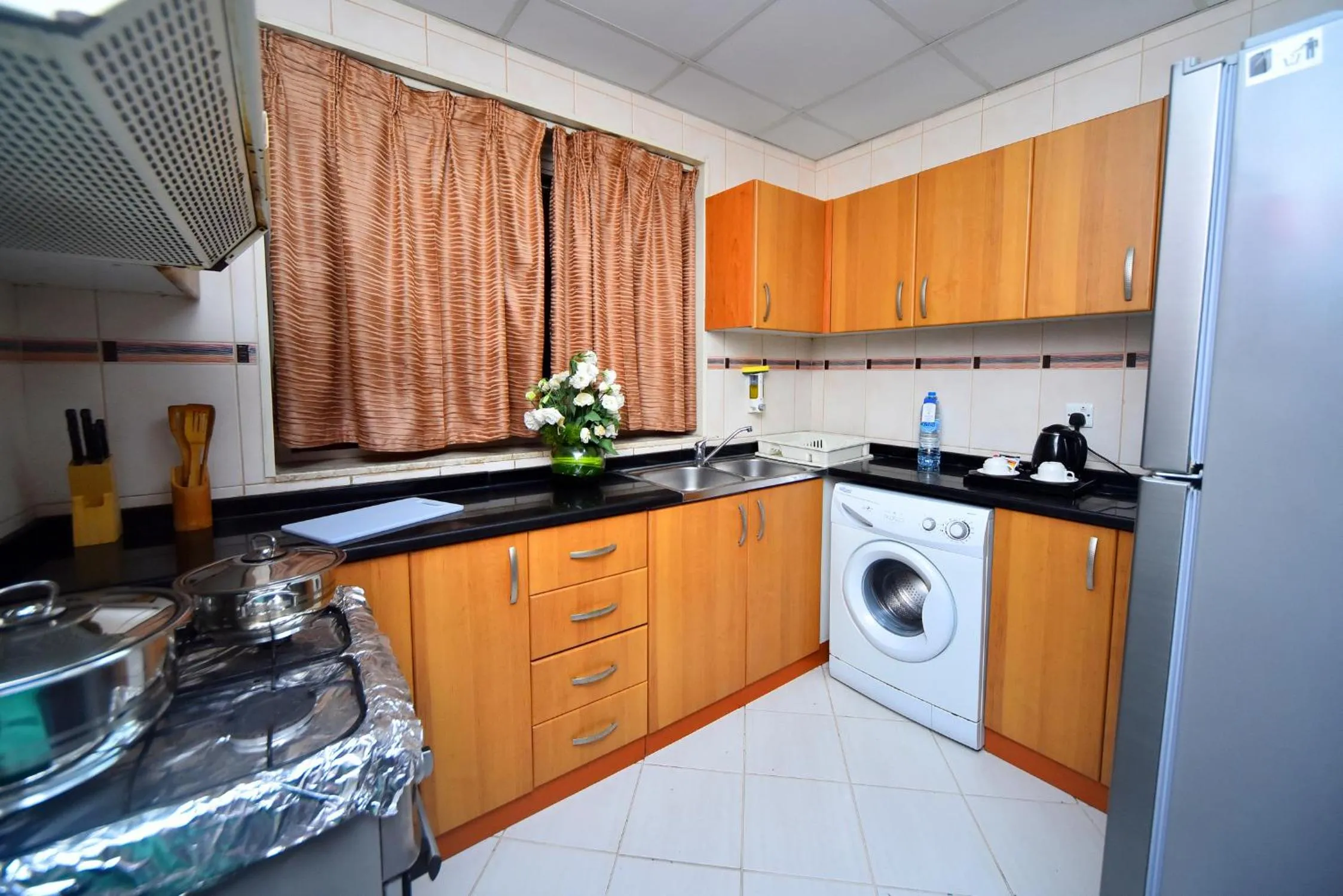 Kitchen or kitchenette in Emirates Stars Hotel Apartments Sharjah