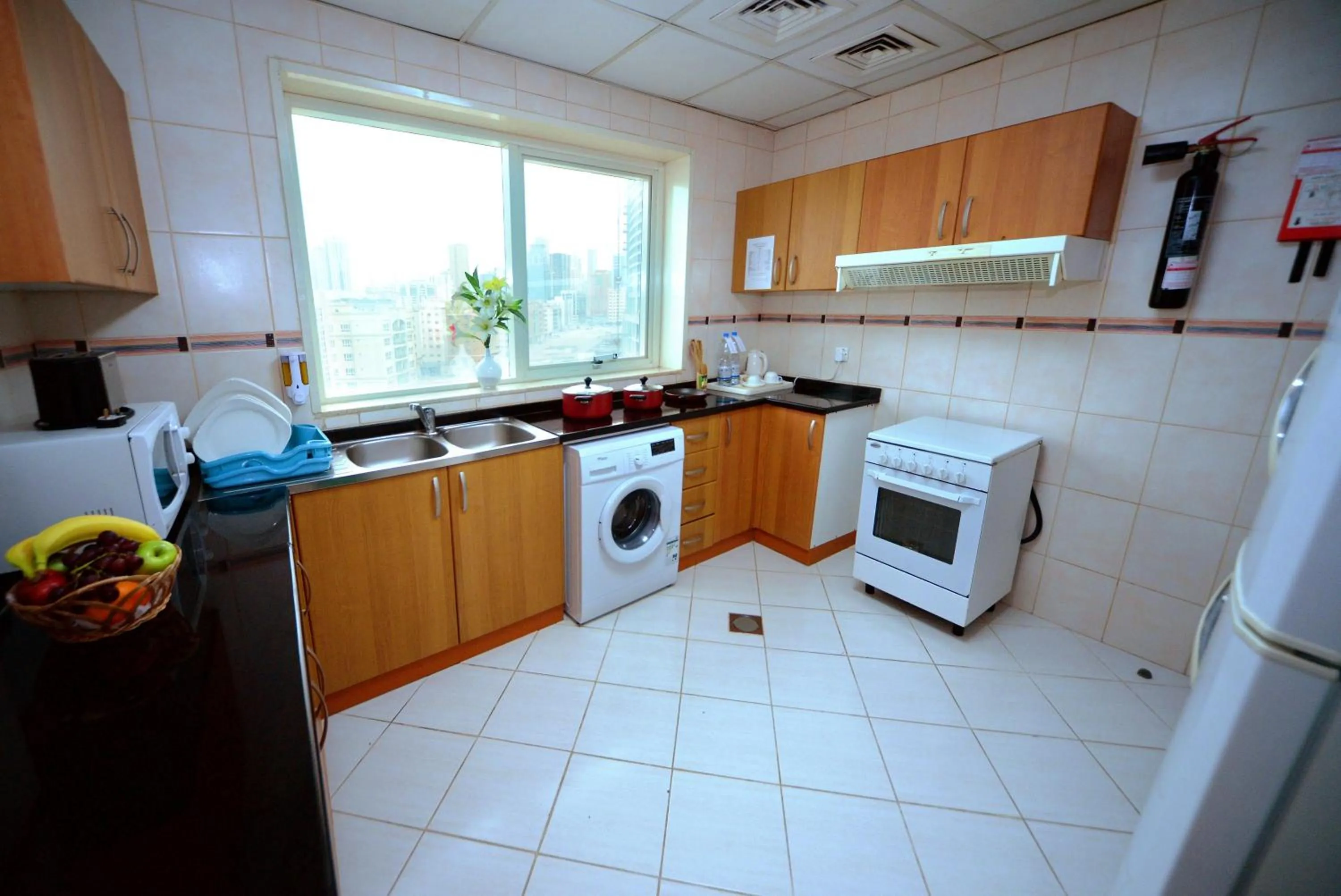 Kitchen or kitchenette in Emirates Stars Hotel Apartments Sharjah