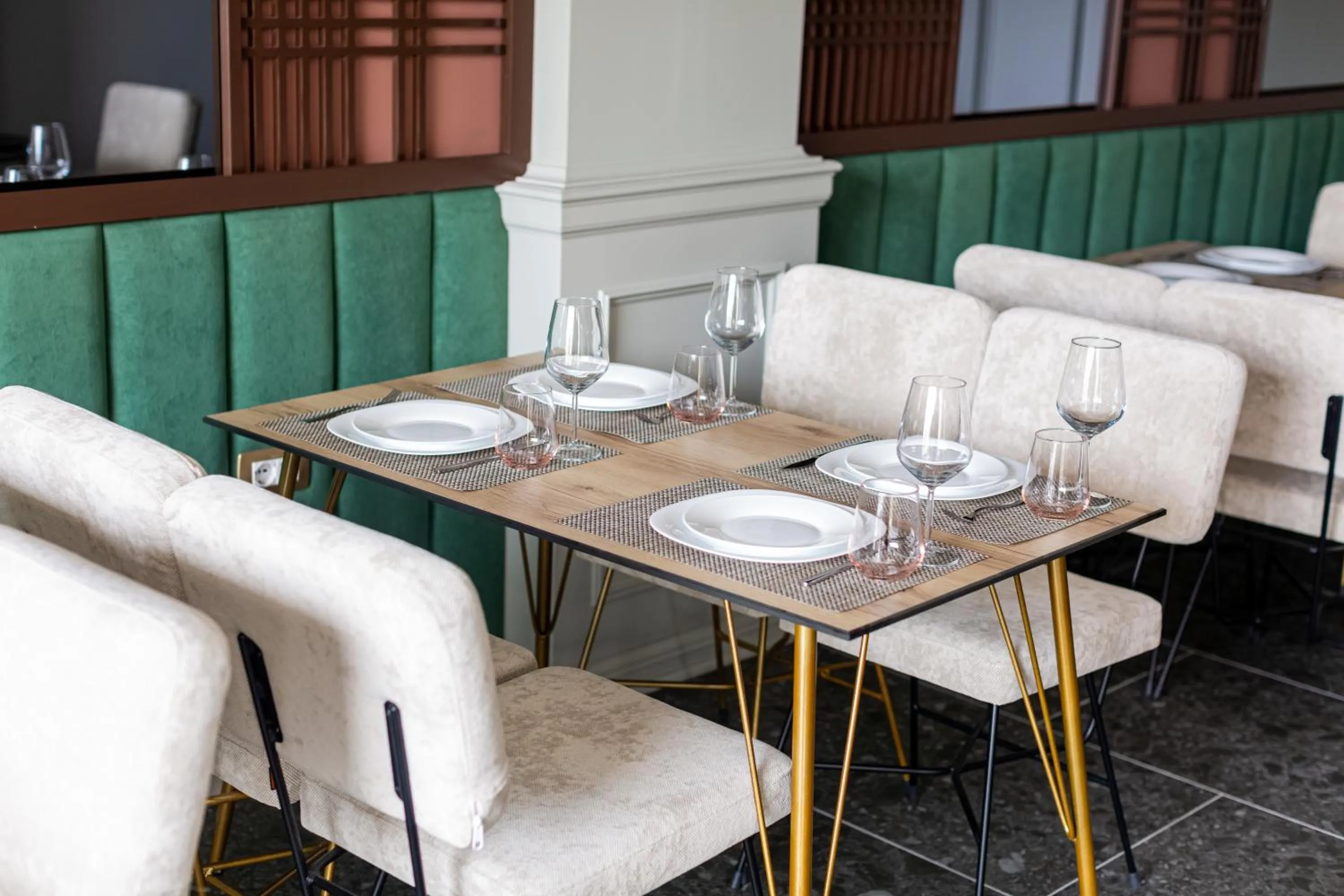 Restaurant/places to eat in Ames Hotel & SPA