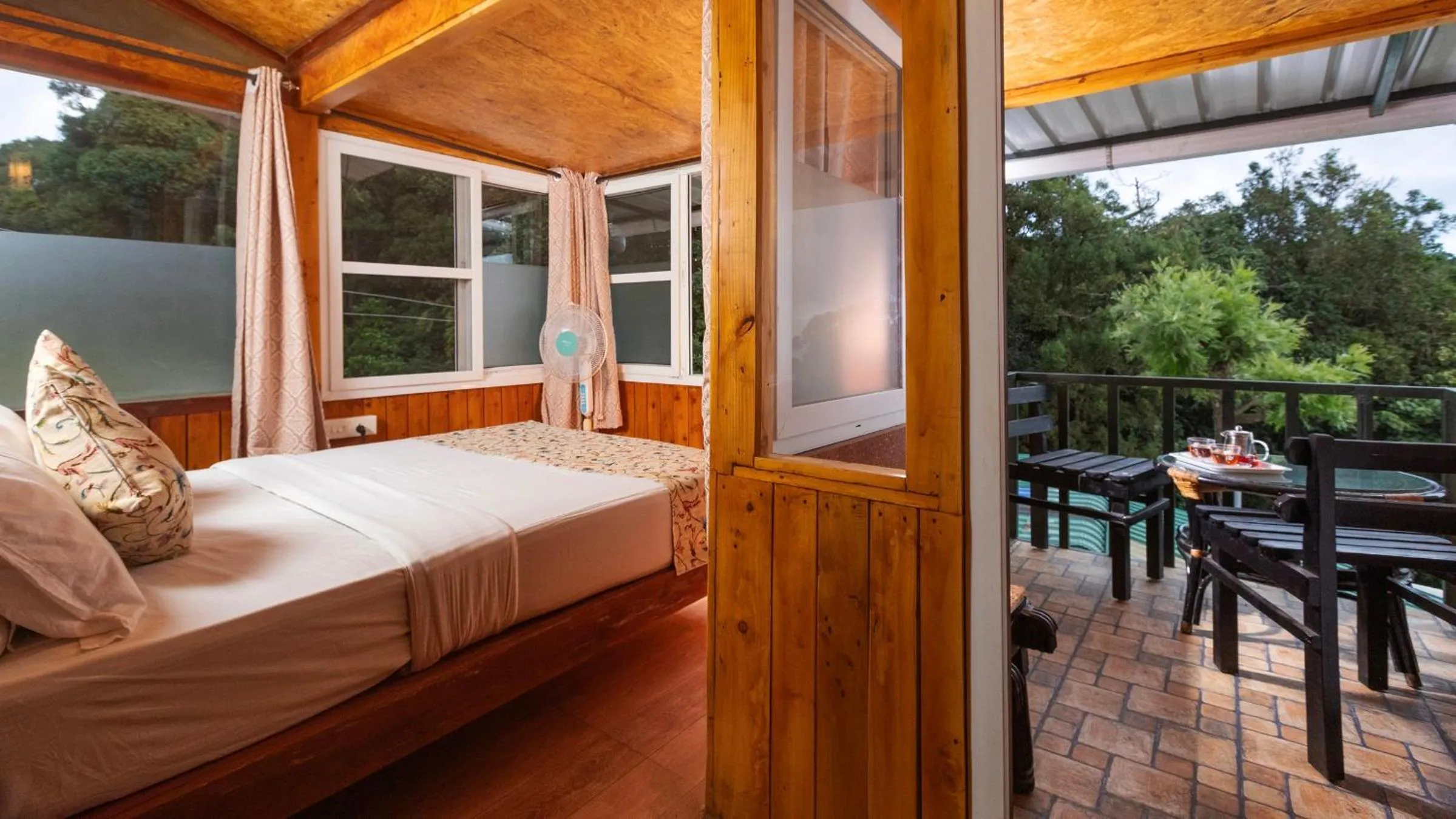 Bed in De Rock Jungle Living Resort
