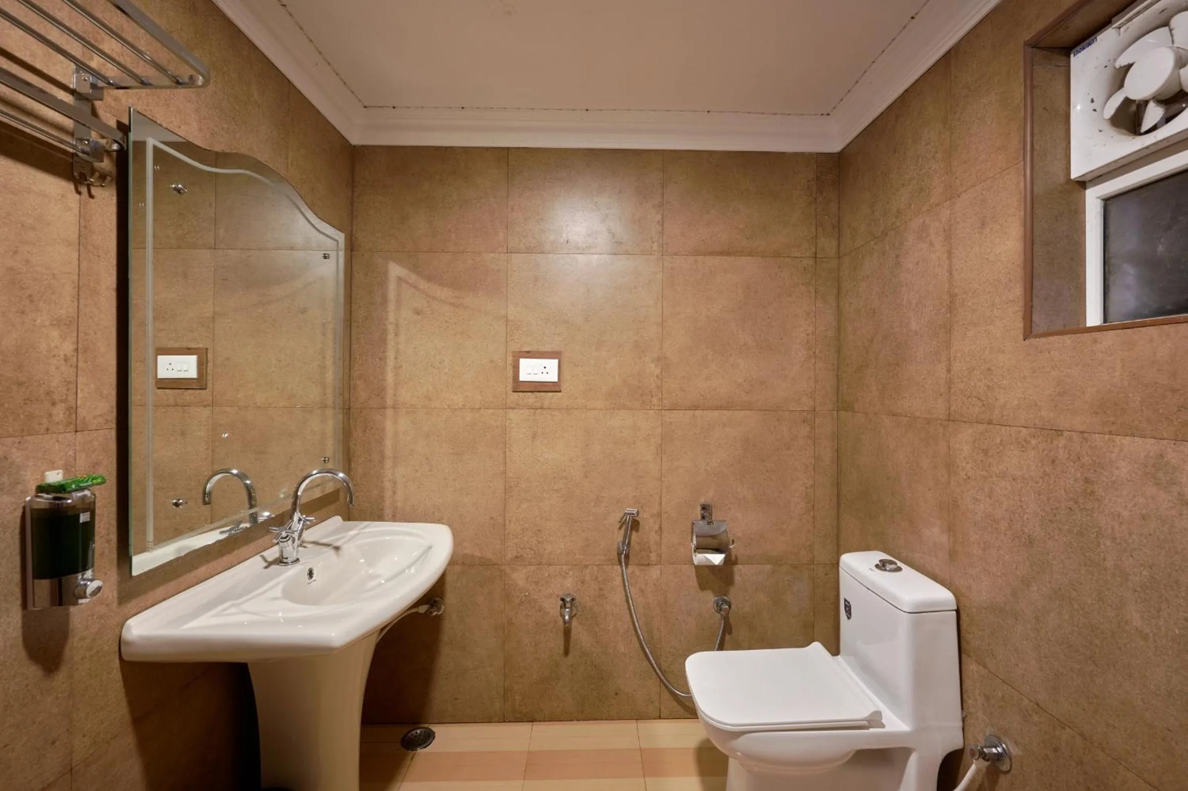 Toilet in De Rock Jungle Living Resort