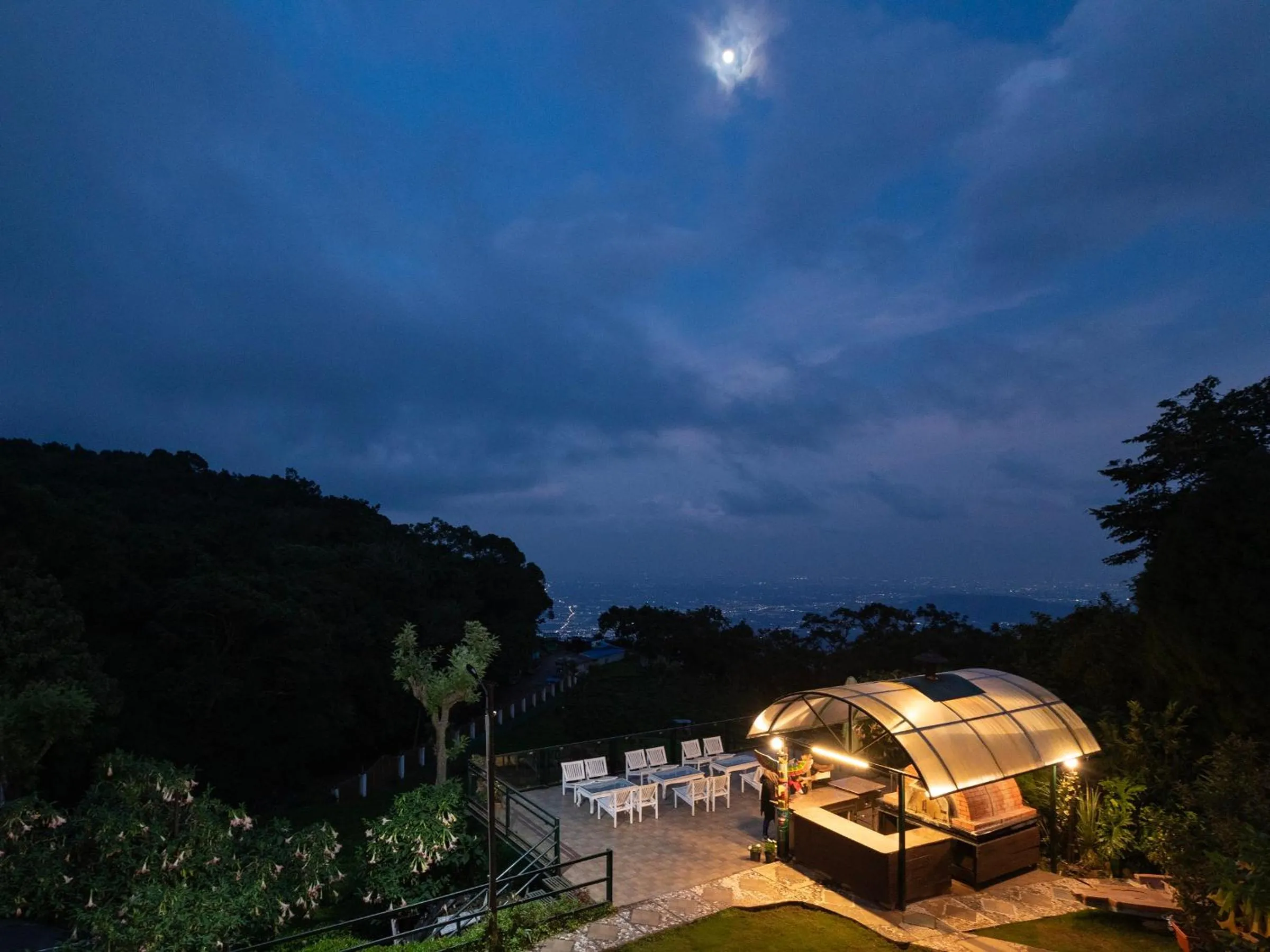 Night in De Rock Jungle Living Resort