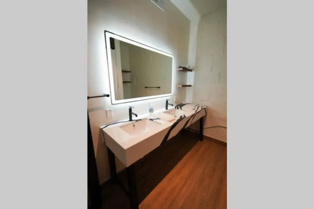 Bathroom in 3E - *Renovated* 3 min to Hillman Cancer Center Sleeps 6