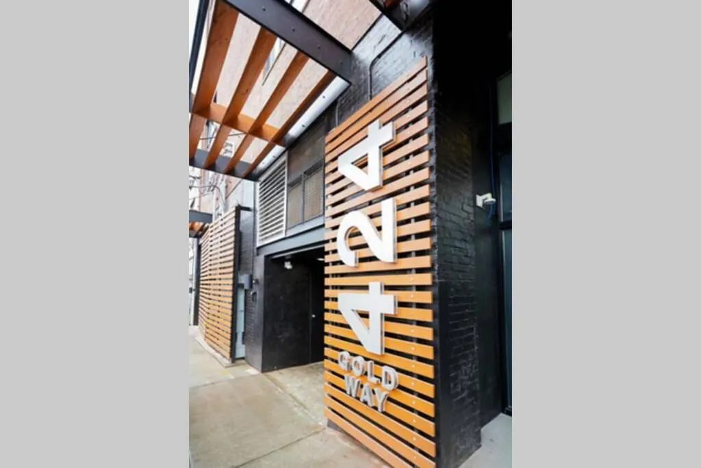 Property building in 3E - *Renovated* 3 min to Hillman Cancer Center Sleeps 6