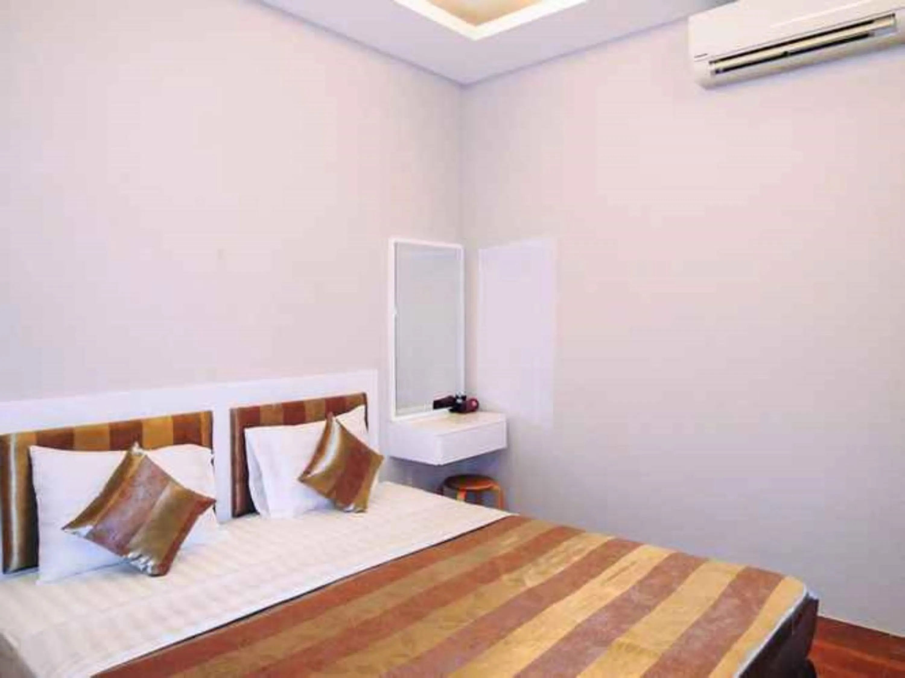 Bedroom, Bed in Van Nam Hotel