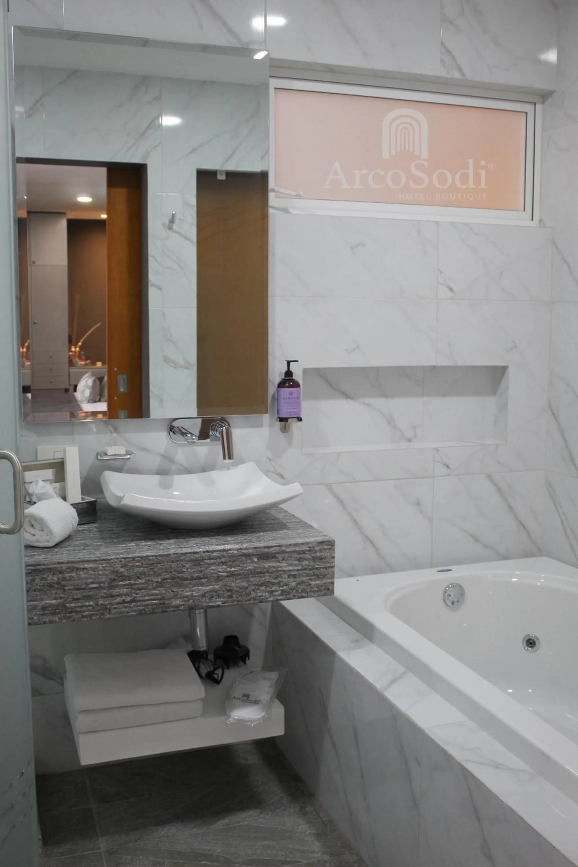 Hot Tub in ArcoSodi Hotel Boutique