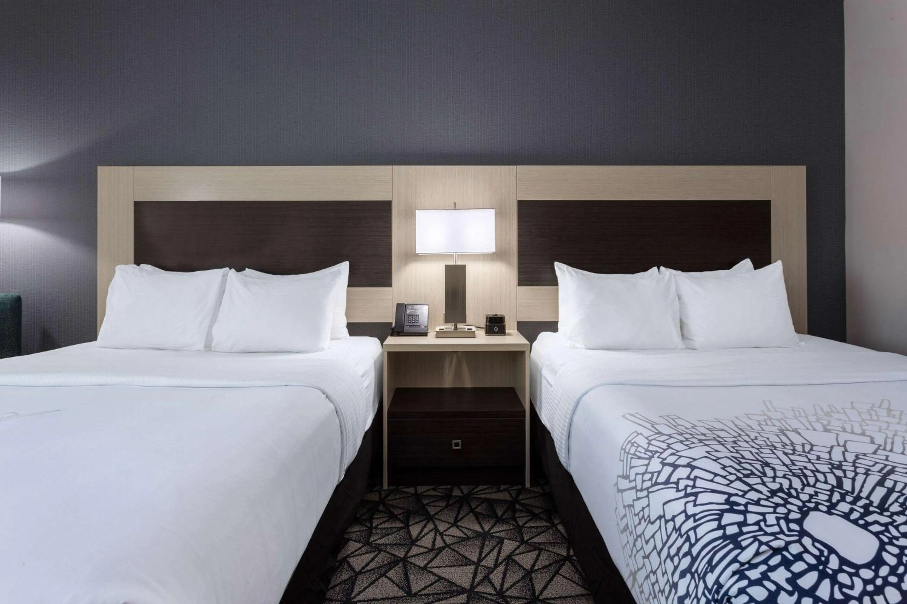 Photo of the whole room, Bed in La Quinta Inn & Suites by Wyndham Shorewood