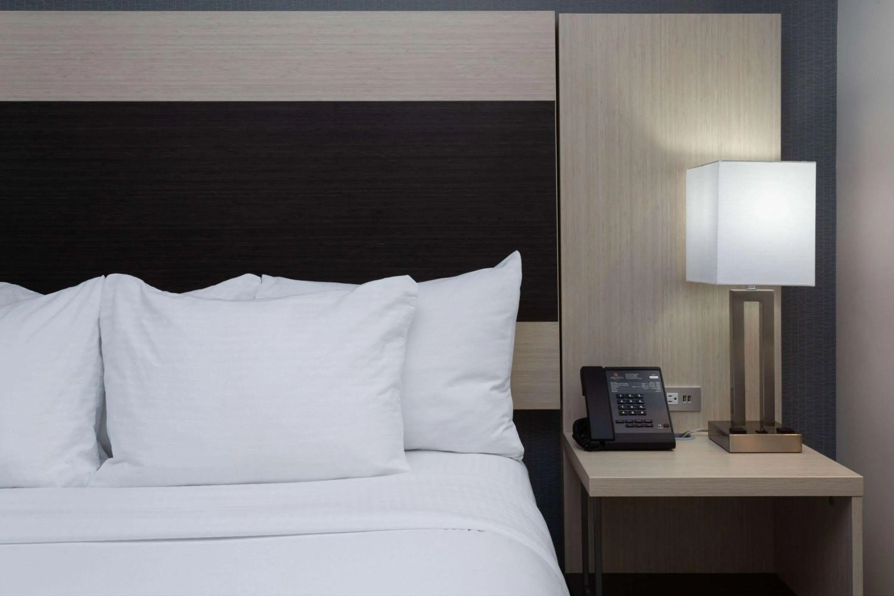 Photo of the whole room, Bed in La Quinta Inn & Suites by Wyndham Shorewood