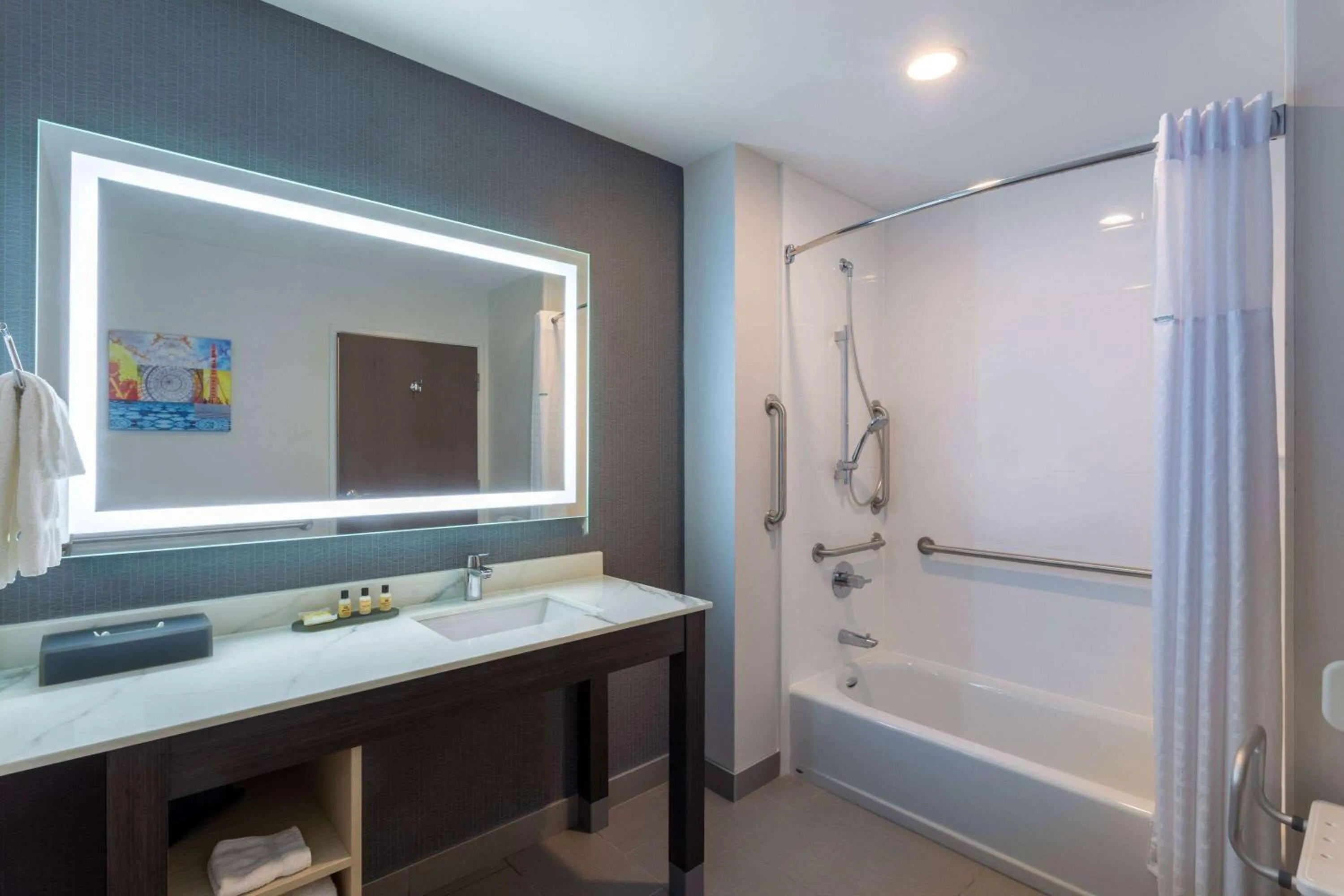 TV and multimedia in La Quinta Inn & Suites by Wyndham Shorewood