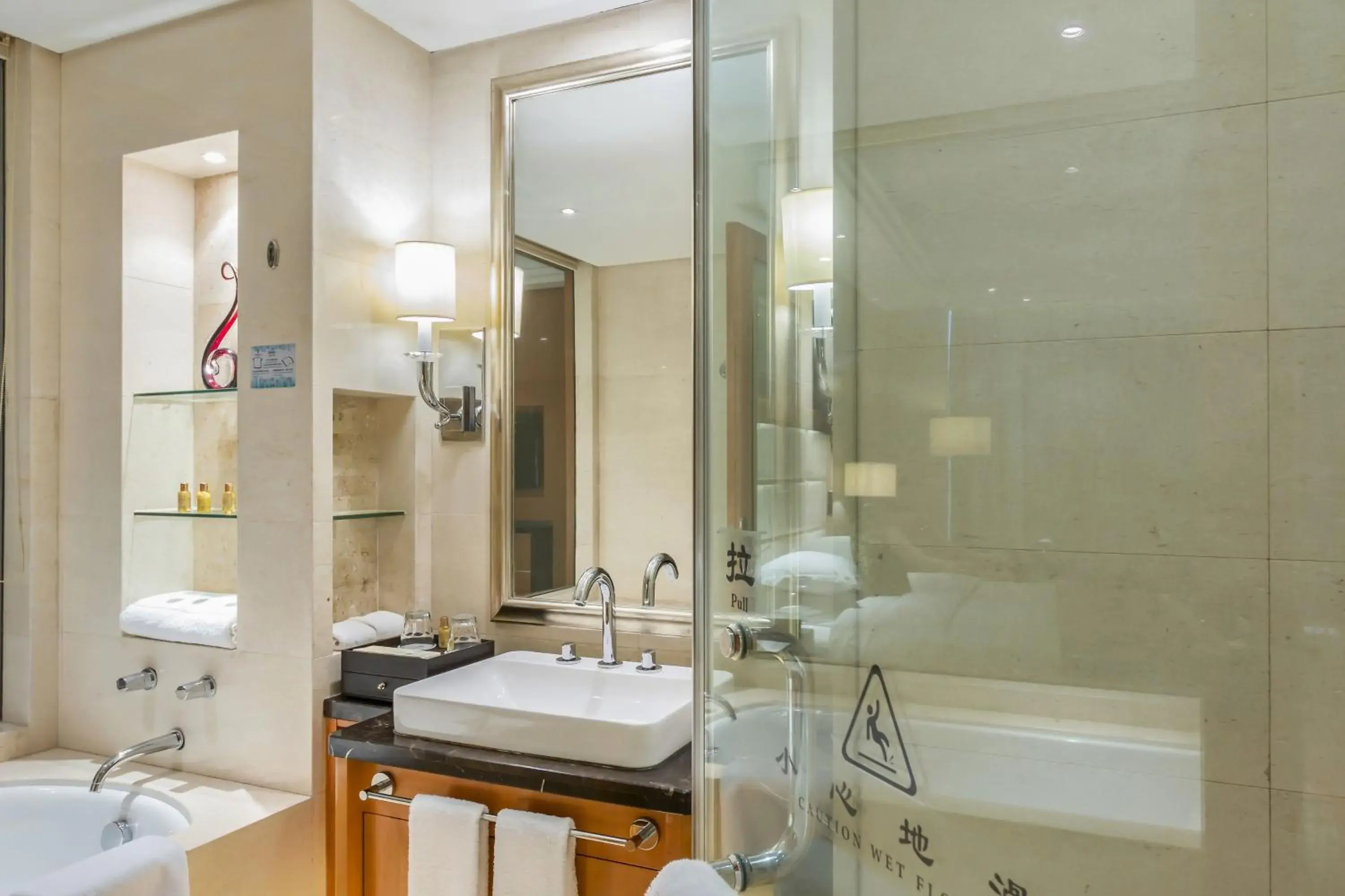 Executive King Smoking Room in Wyndham Xinyang Downtown Executive King Smoking Room in Wyndham Xinyang Downtown