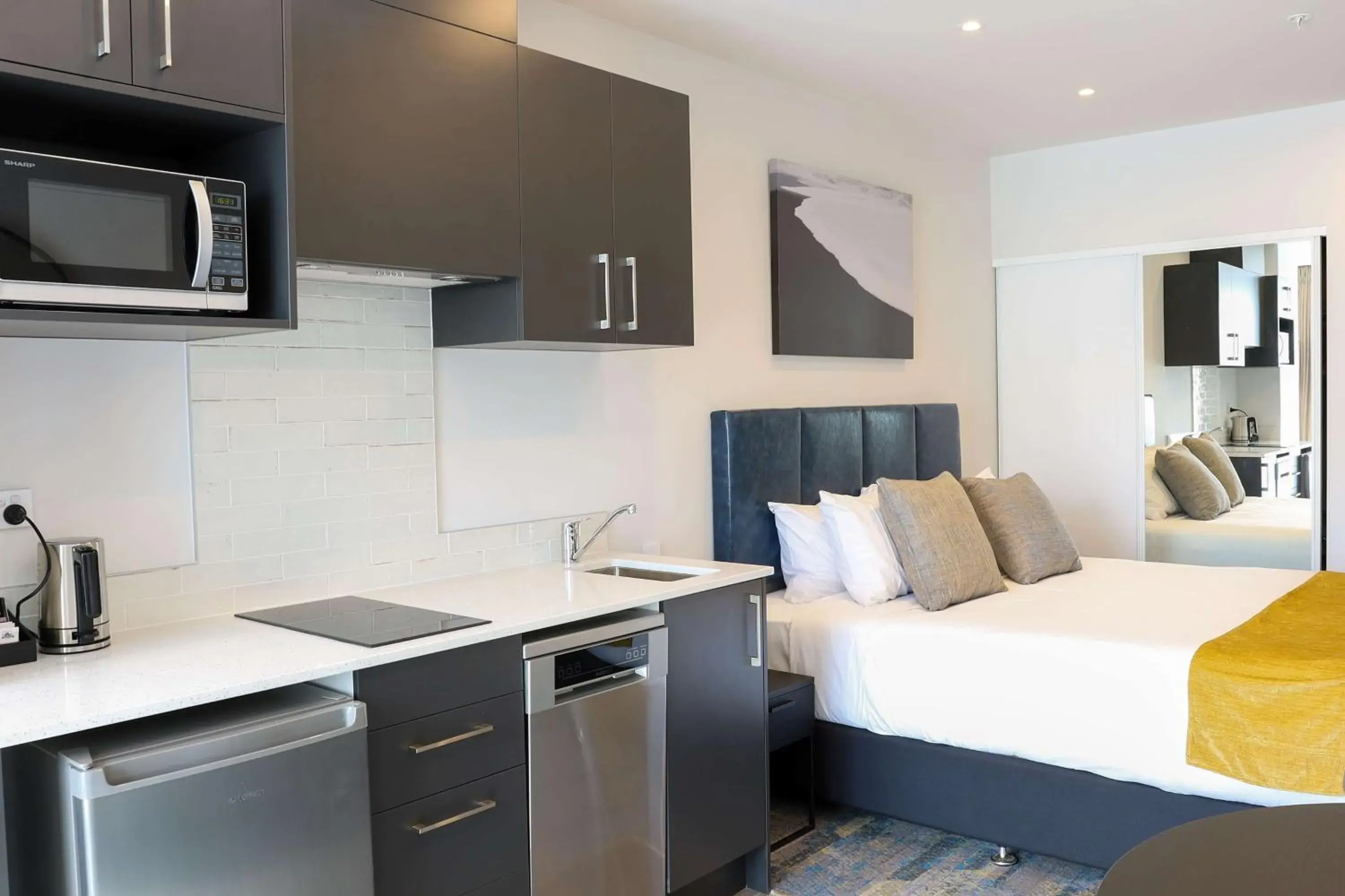 Photo of the whole room, Bed in Ramada by Wyndham Wellington Taranaki Street Photo of the whole room, Bed in Ramada by Wyndham Wellington Taranaki Street