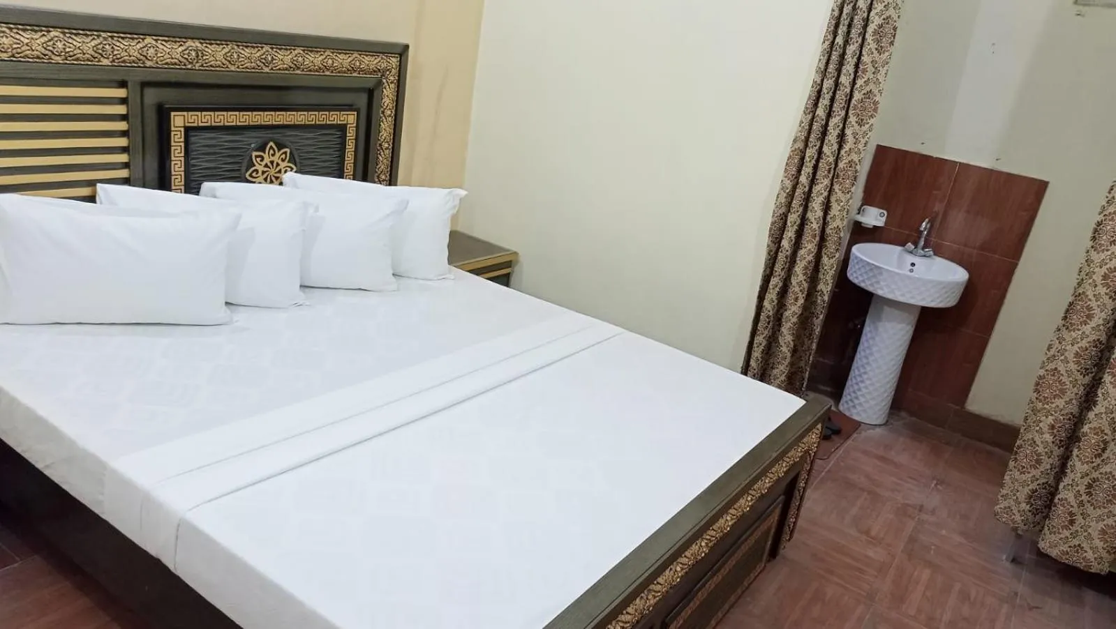Bed in Hotel Royal Luxury Multan