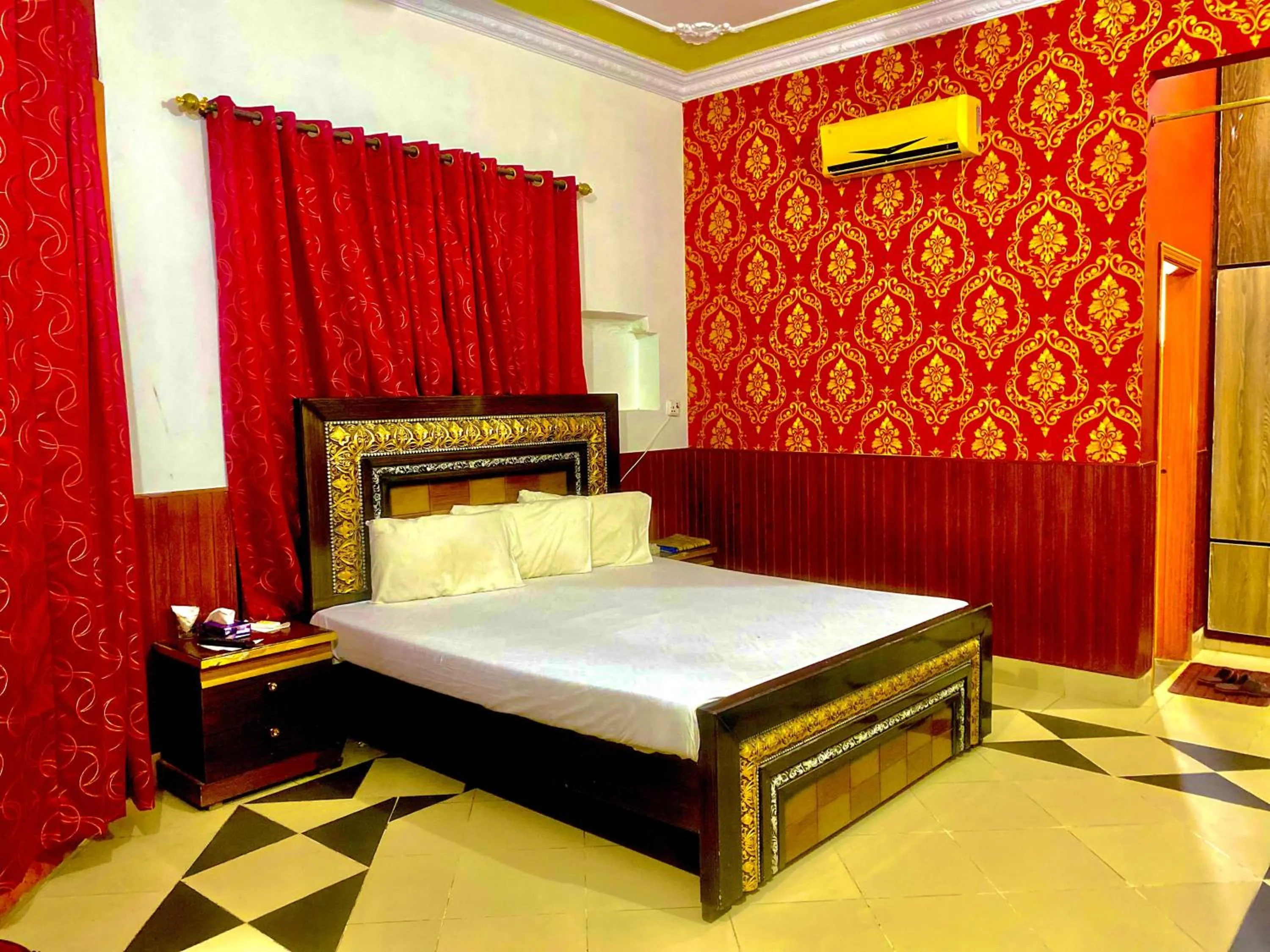 Bed in Hotel Royal Luxury Multan