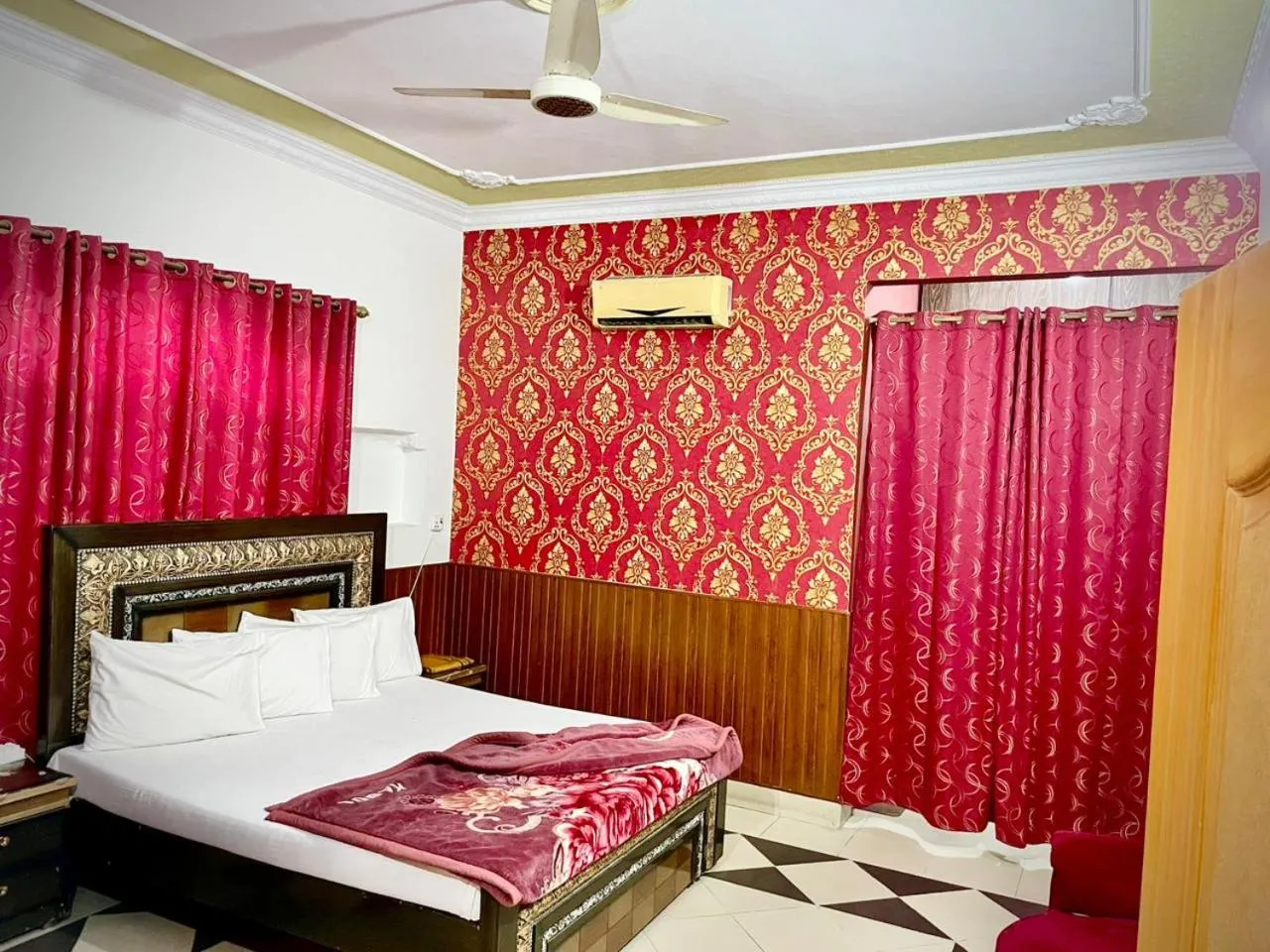 Bed in Hotel Royal Luxury Multan