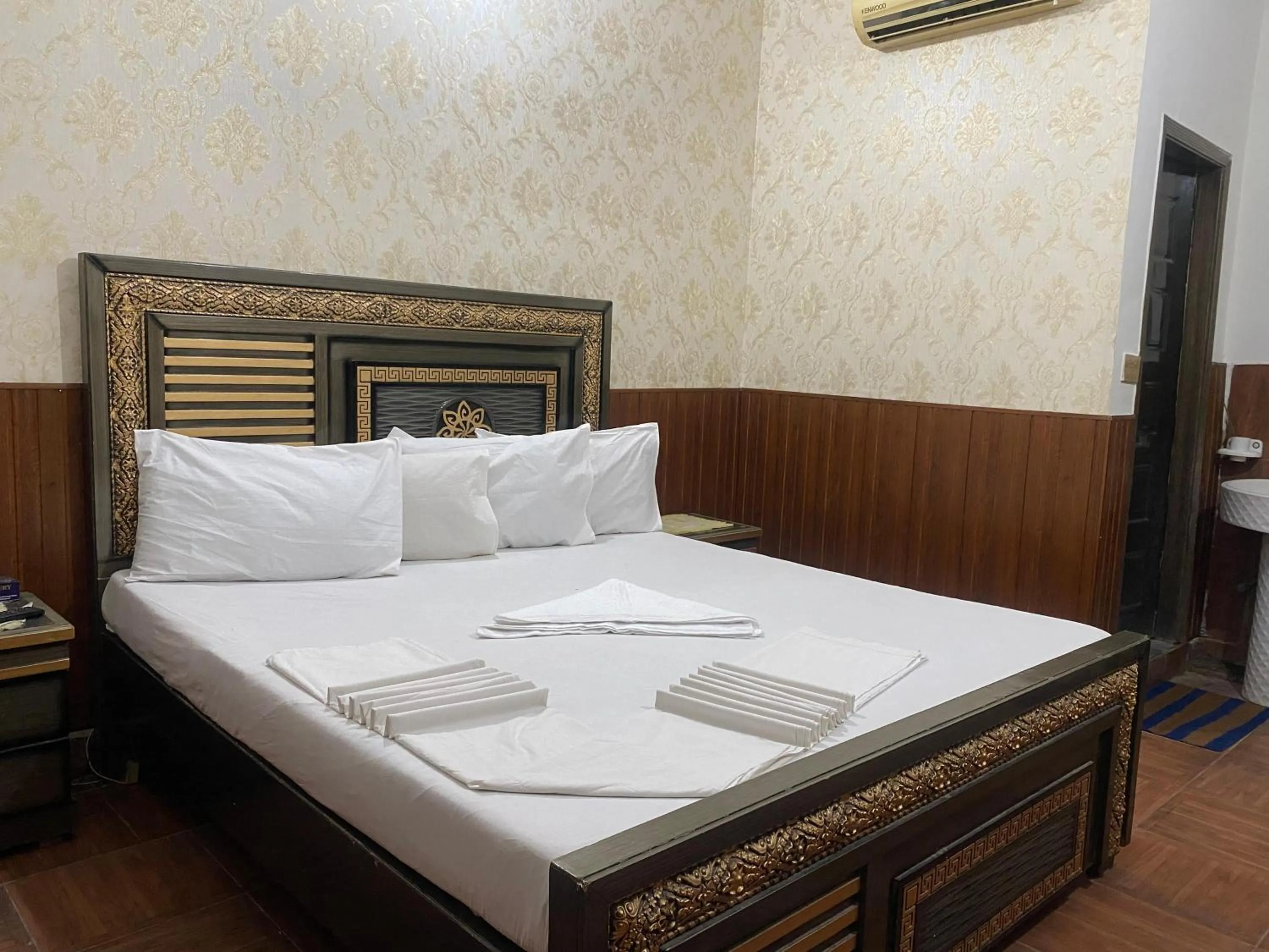Bed in Hotel Royal Luxury Multan