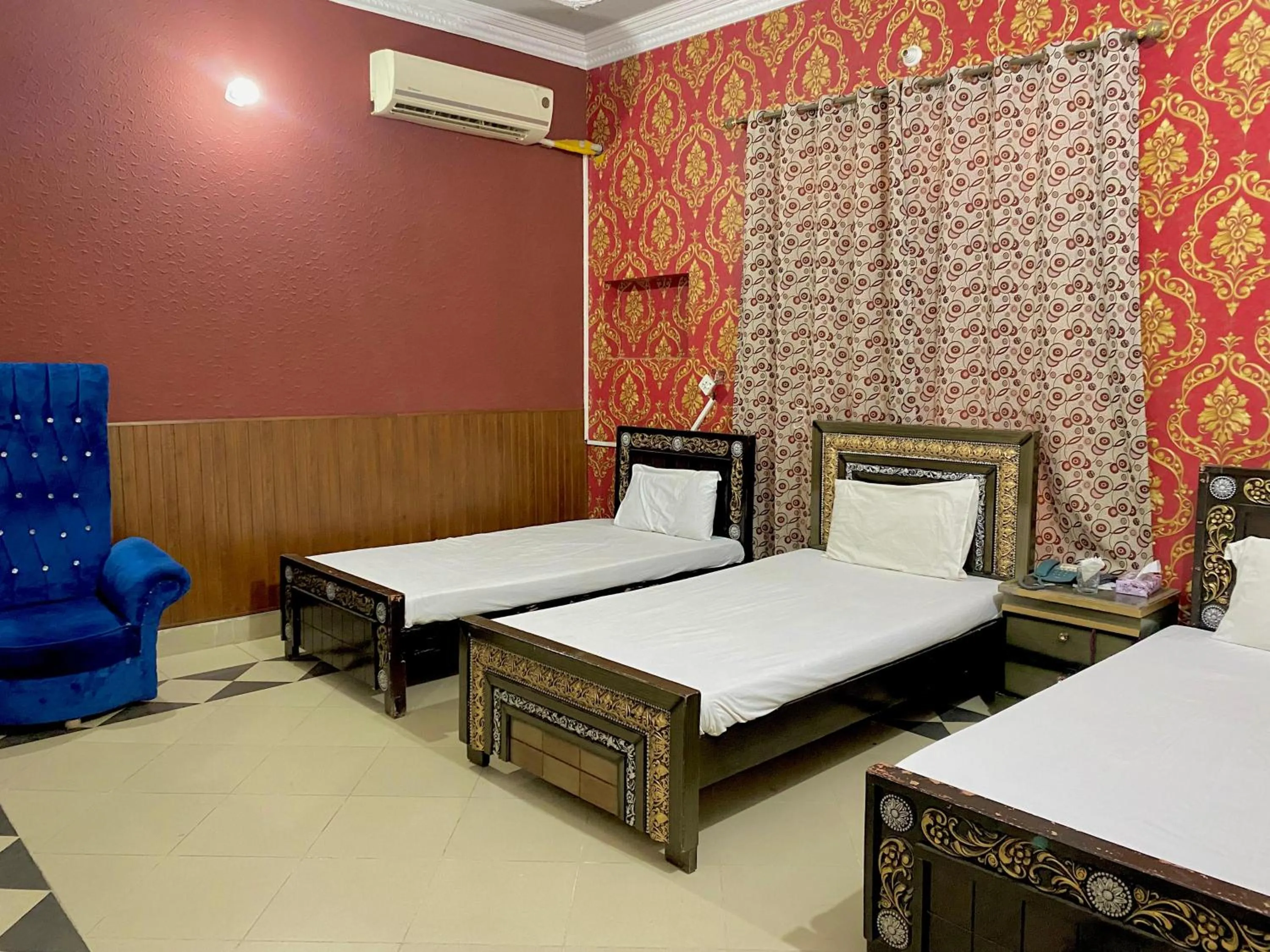 Bed in Hotel Royal Luxury Multan