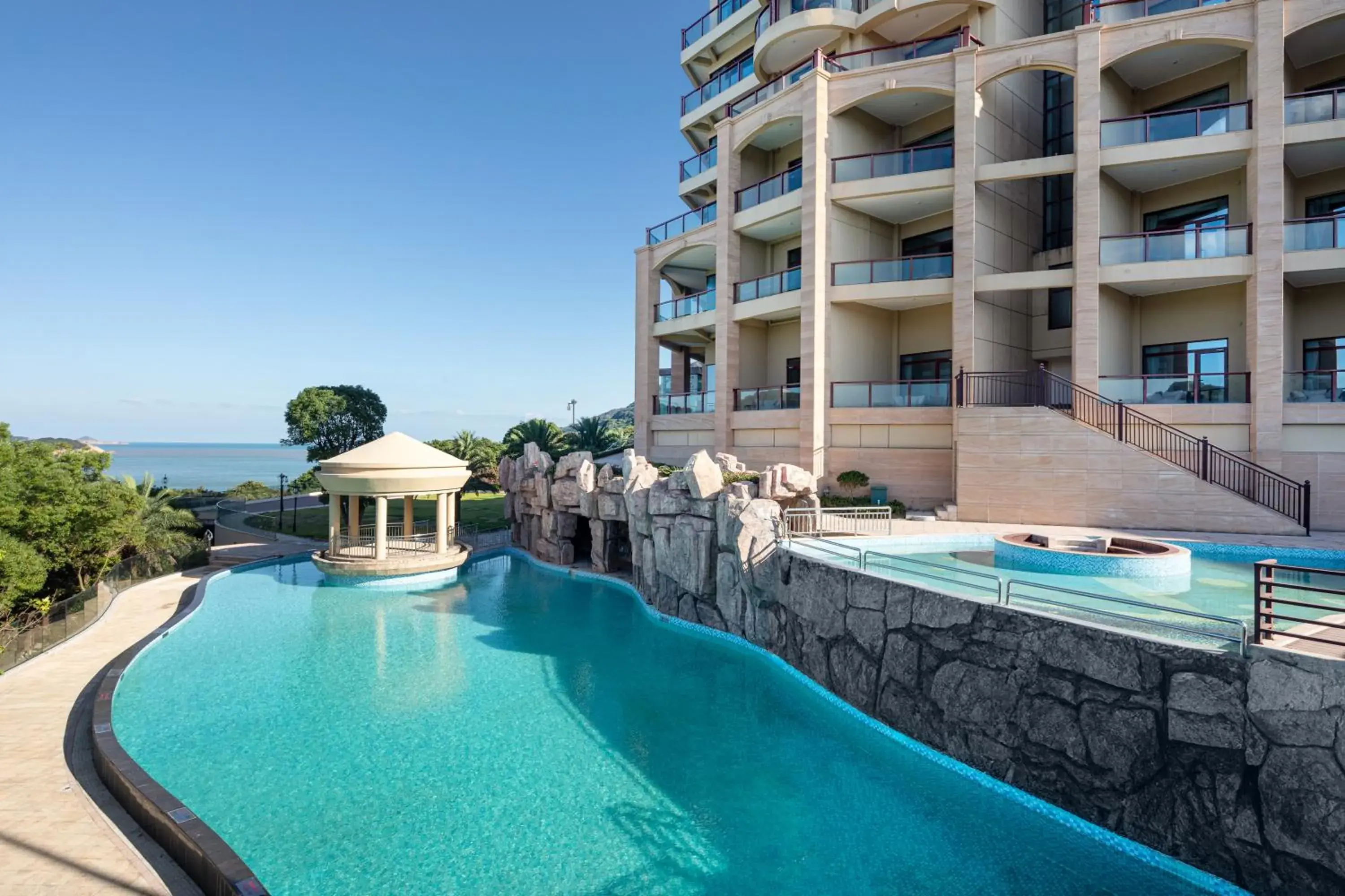 Swimming pool in Crowne Plaza Zhoushan Seaview by IHG Swimming pool in Crowne Plaza Zhoushan Seaview by IHG