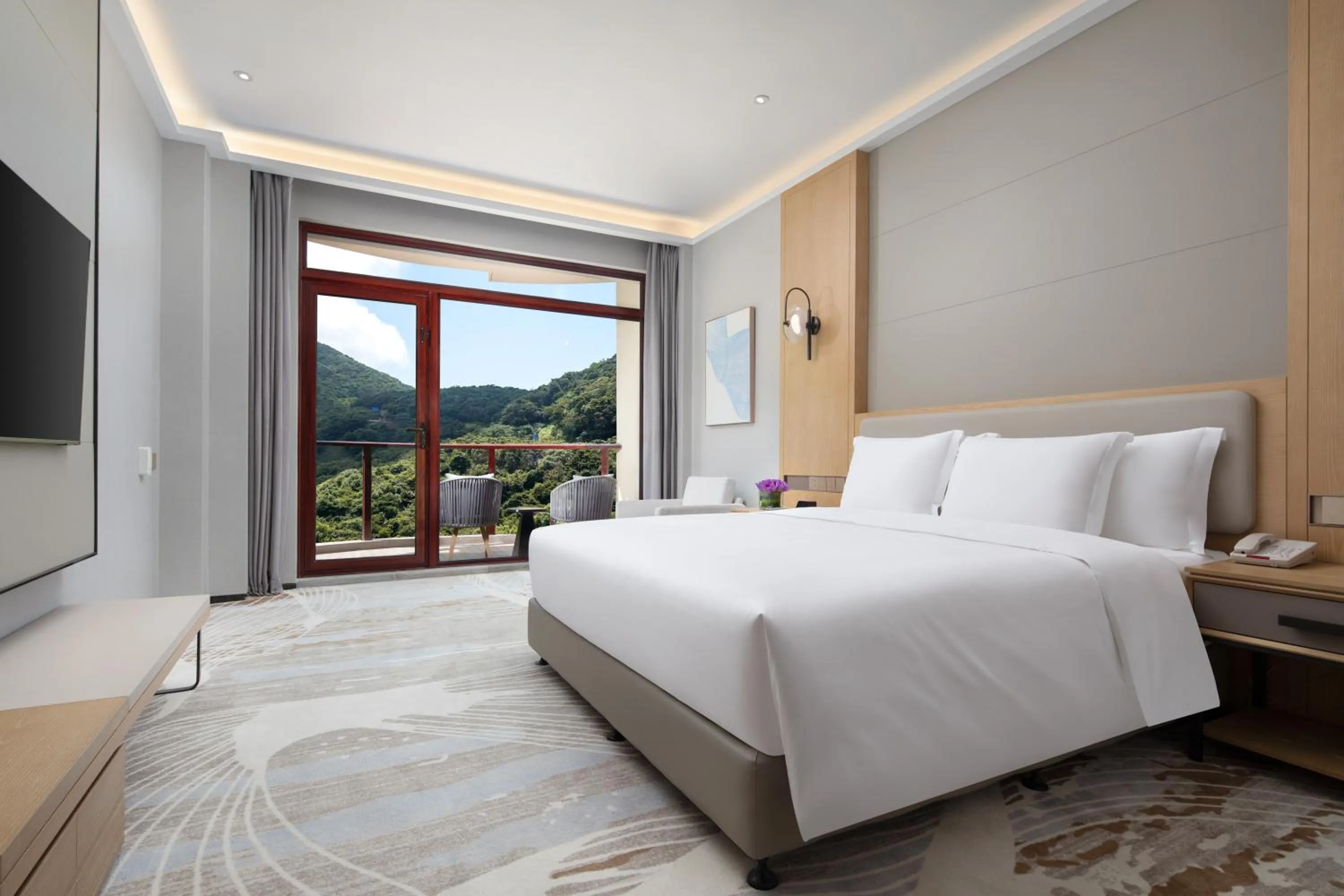 Bed in Crowne Plaza Zhoushan Seaview by IHG