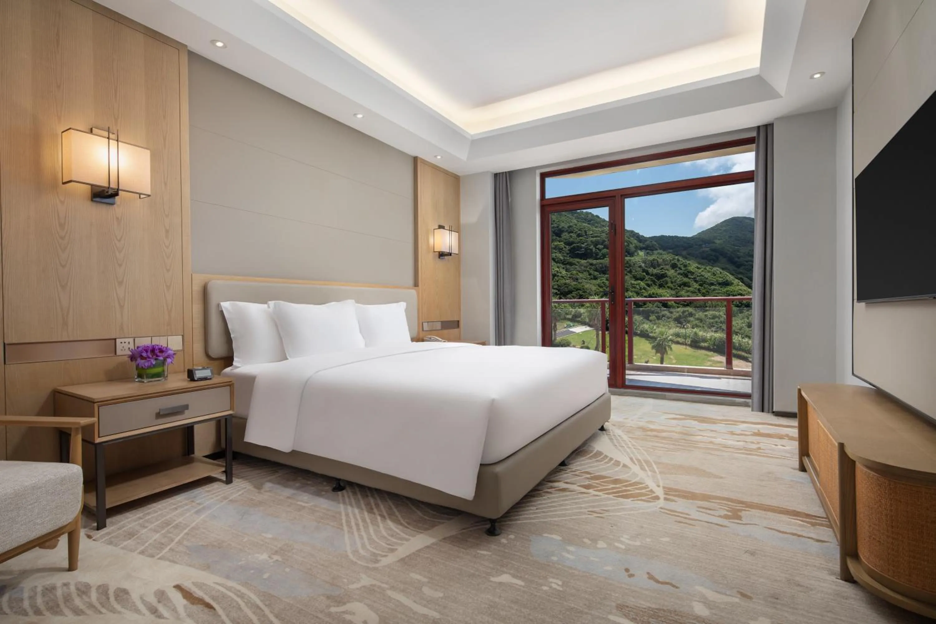 TV and multimedia, Bed in Crowne Plaza Zhoushan Seaview by IHG