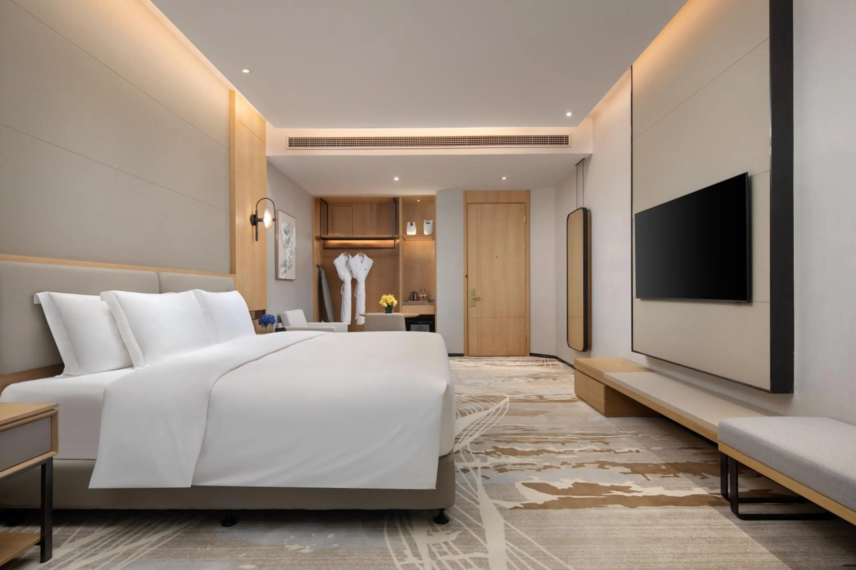 TV and multimedia, Bed in Crowne Plaza Zhoushan Seaview by IHG