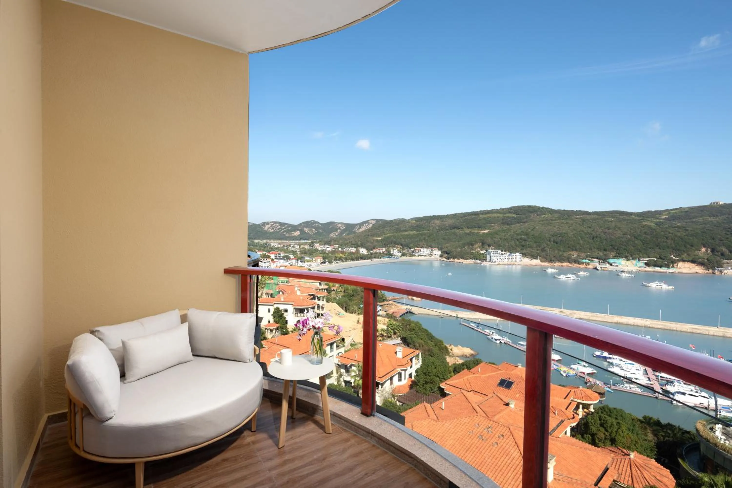 Balcony/Terrace in Crowne Plaza Zhoushan Seaview by IHG