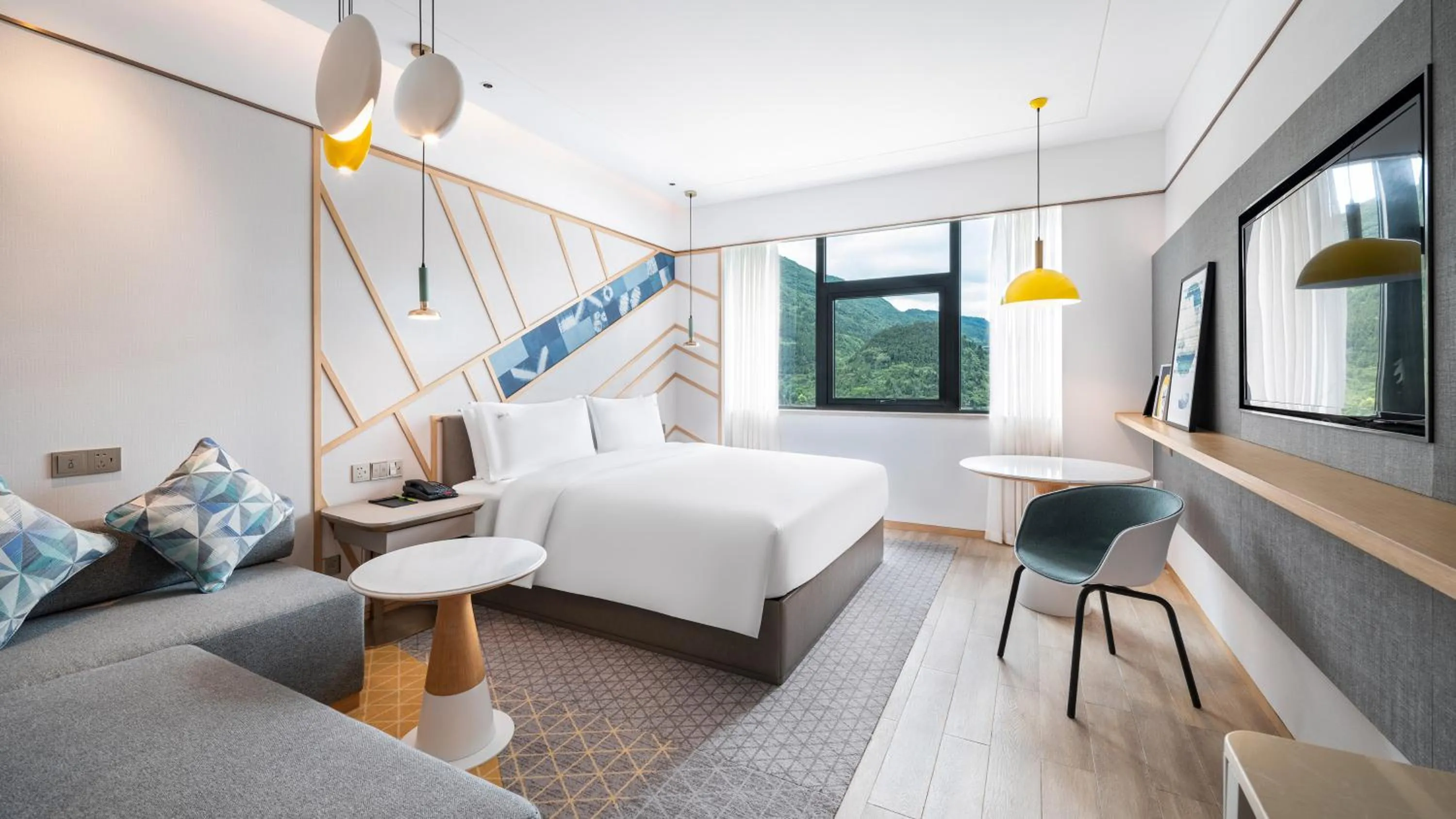 Photo of the whole room, Bed in Holiday Inn Tongren Wanshan by IHG