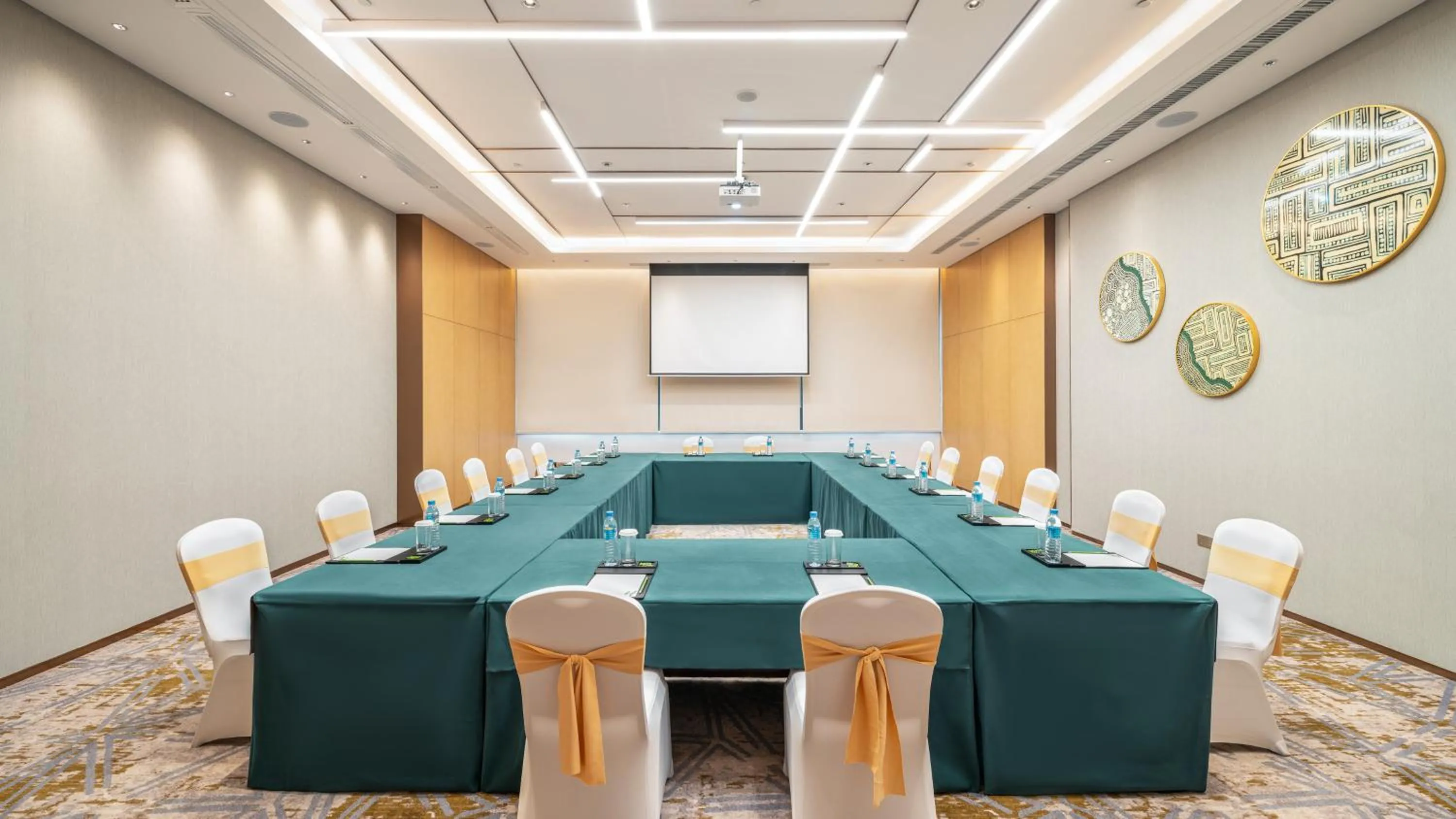 Meeting/conference room in Holiday Inn Tongren Wanshan by IHG
