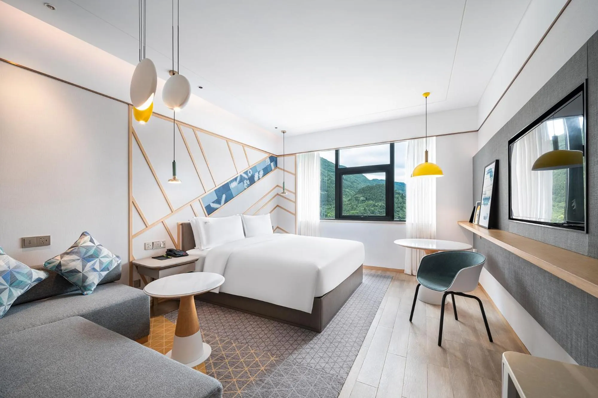 Photo of the whole room, Bed in Holiday Inn Tongren Wanshan by IHG