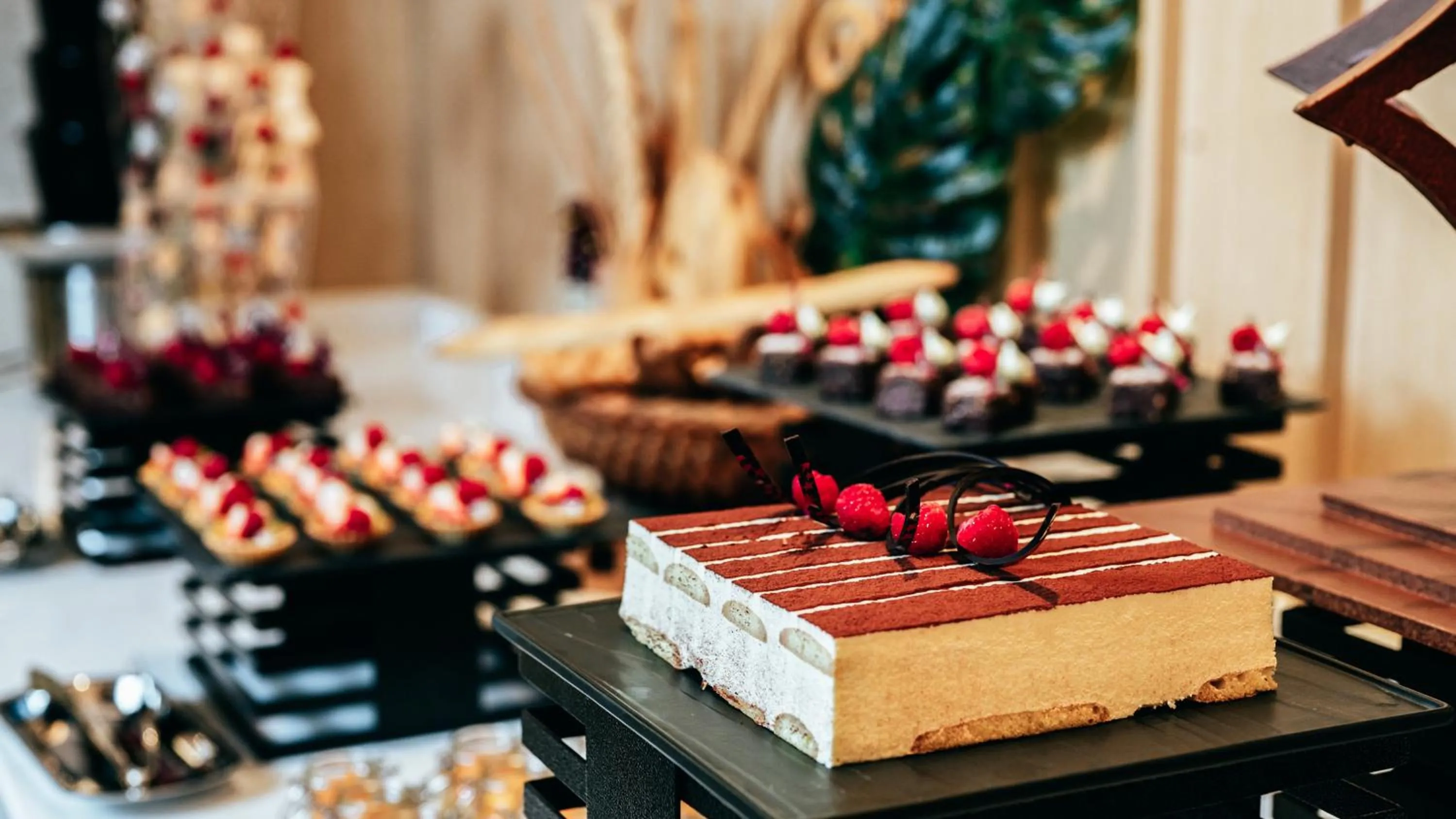 Restaurant/places to eat in Holiday Inn Tongren Wanshan by IHG