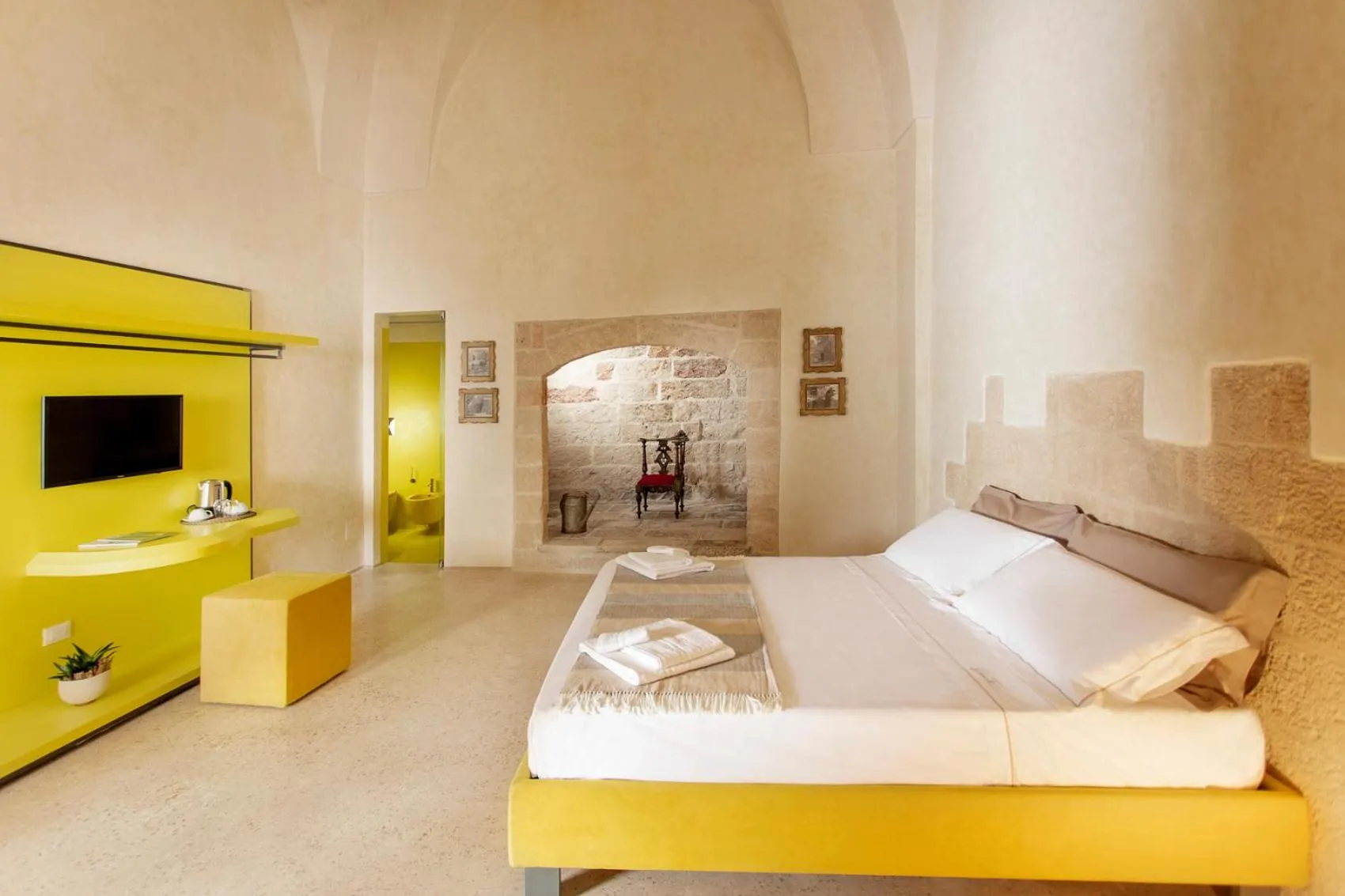 Photo of the whole room, Bed in Palazzo Donna Titì