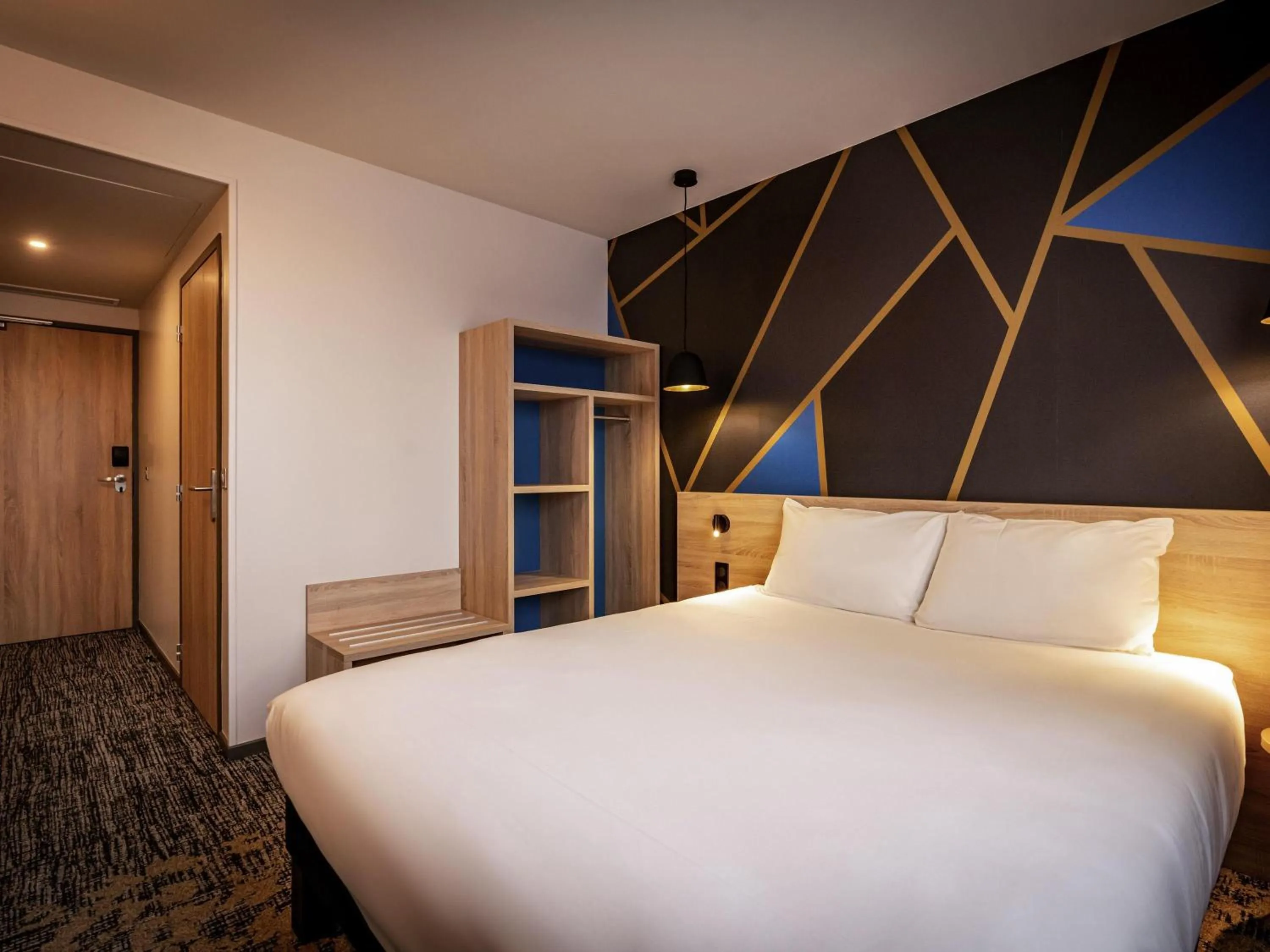 Bedroom, Bed in ibis Styles Valenciennes Petite Foret