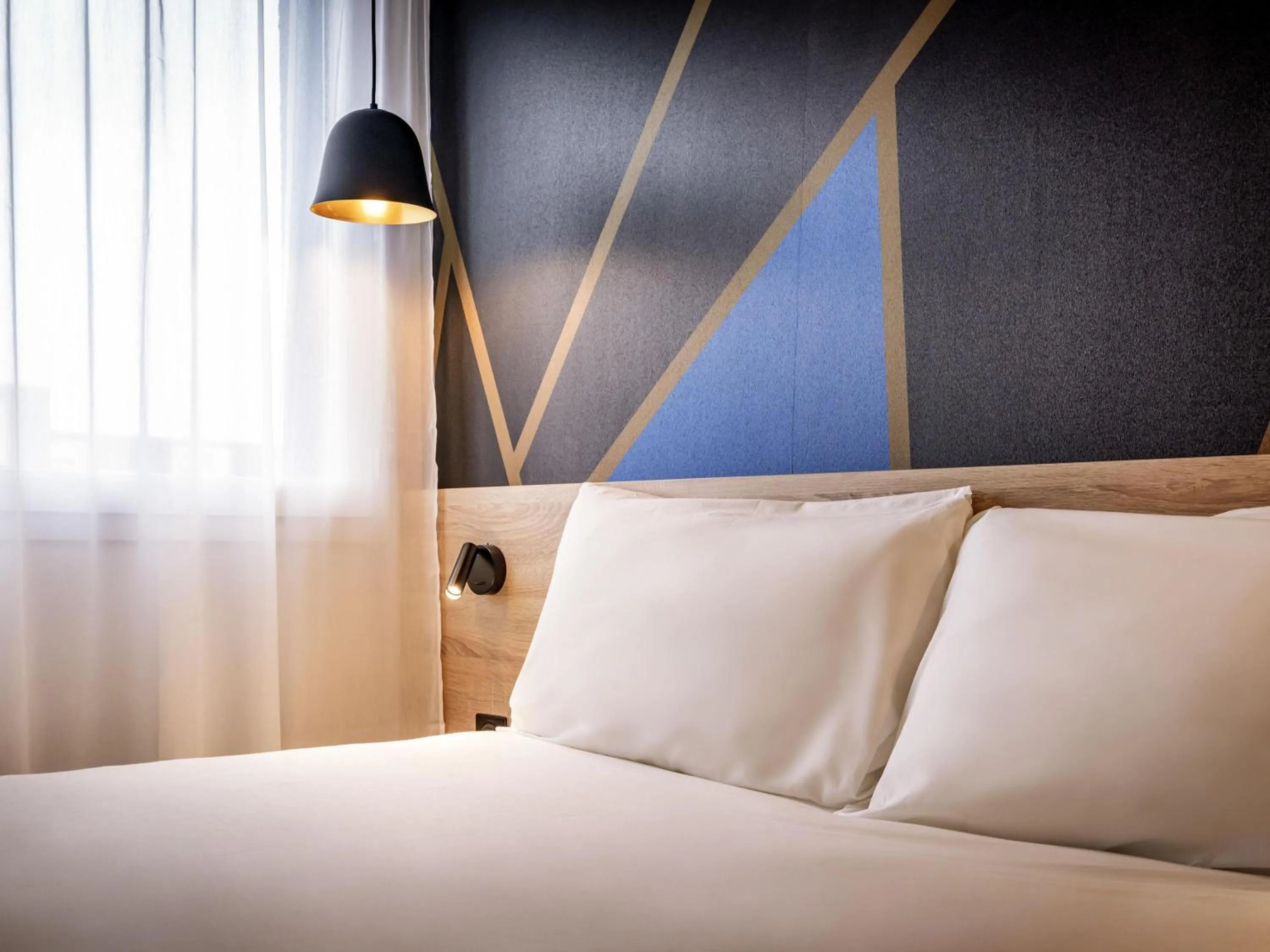 Bedroom, Bed in ibis Styles Valenciennes Petite Foret