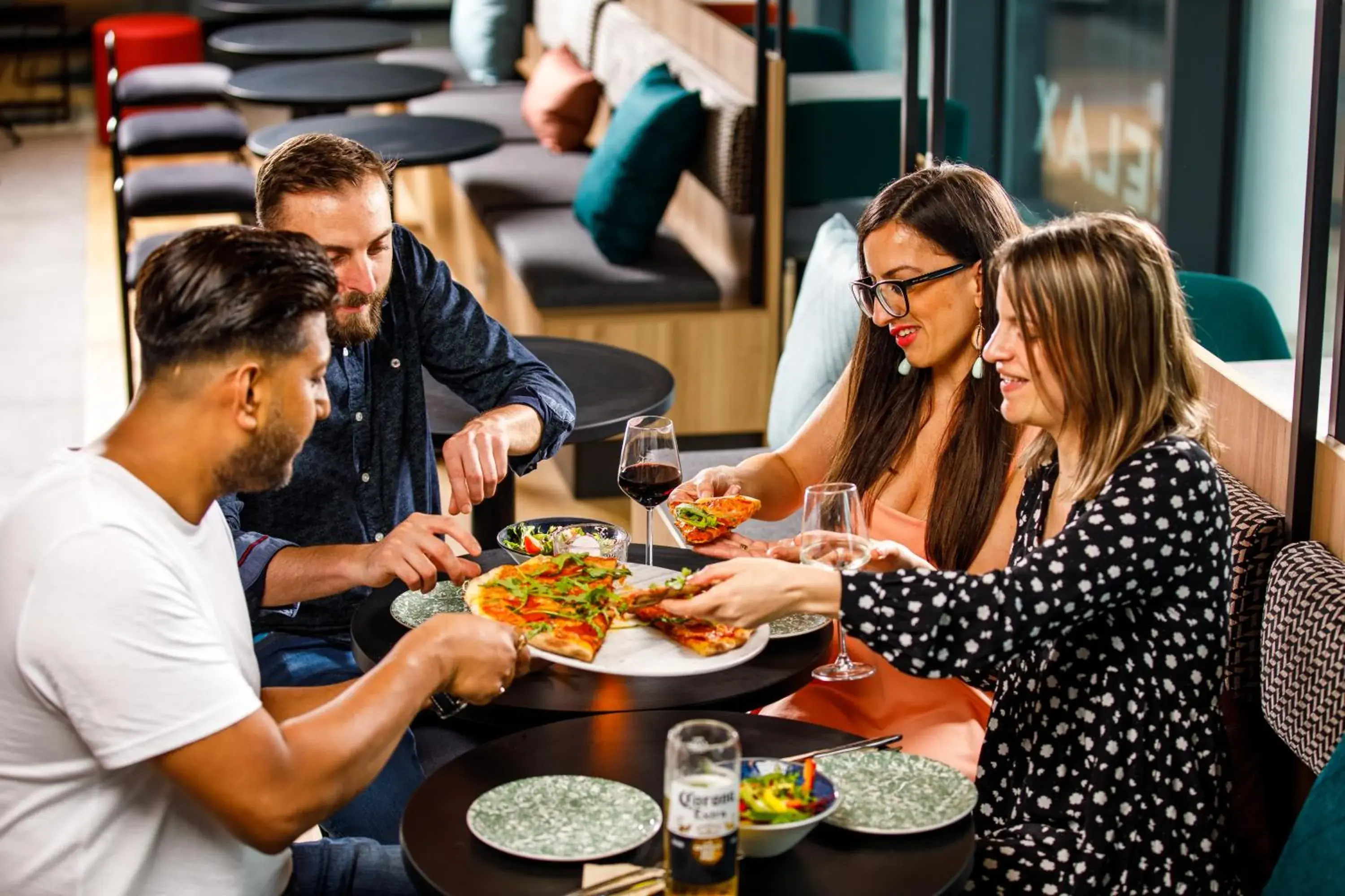 Restaurant/places to eat in ibis London Sutton Point Restaurant/places to eat in ibis London Sutton Point