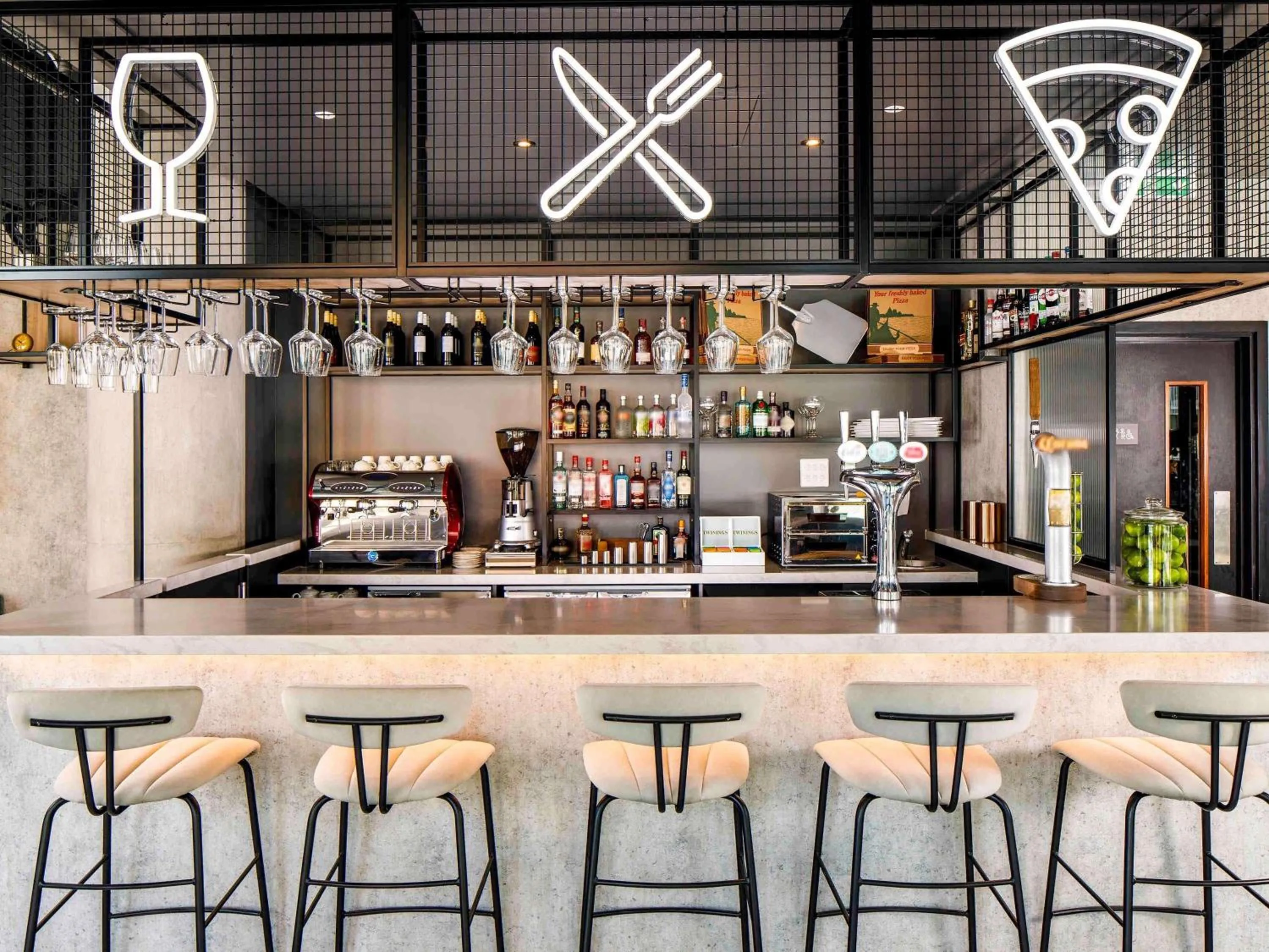 Restaurant/places to eat in ibis London Sutton Point