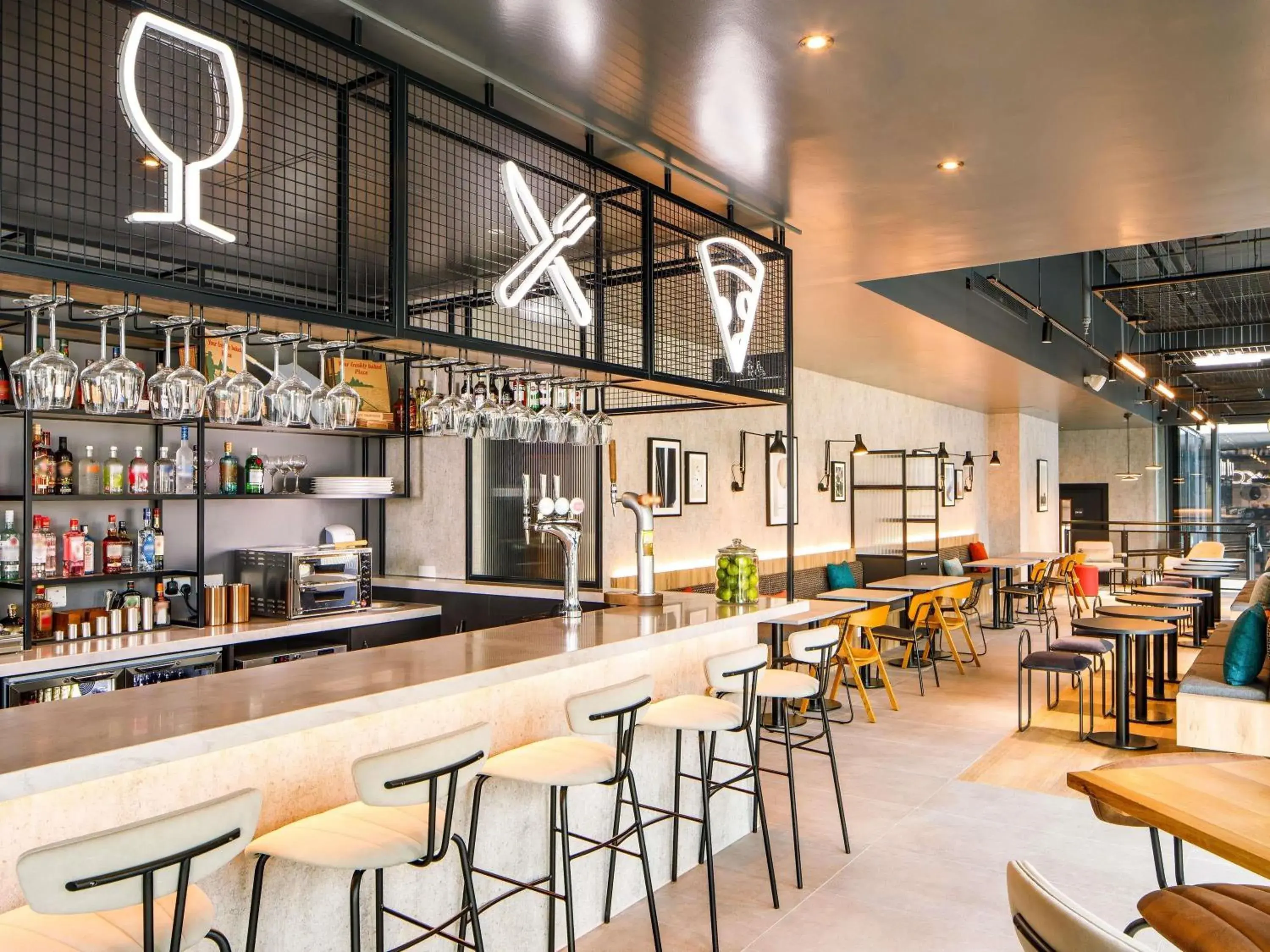 Restaurant/places to eat in ibis London Sutton Point Restaurant/places to eat in ibis London Sutton Point