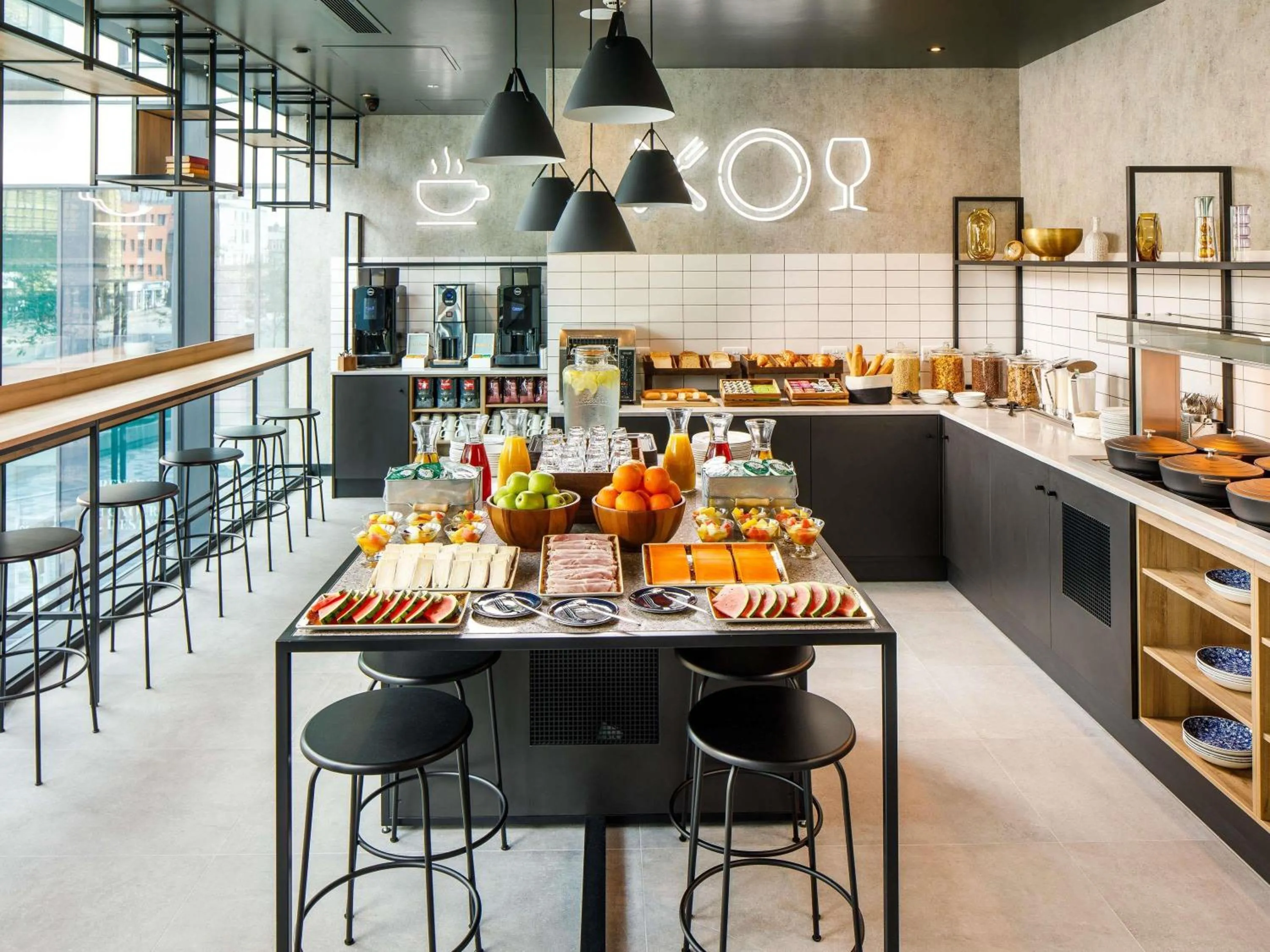 Breakfast in Aparthotel Adagio London Sutton Point