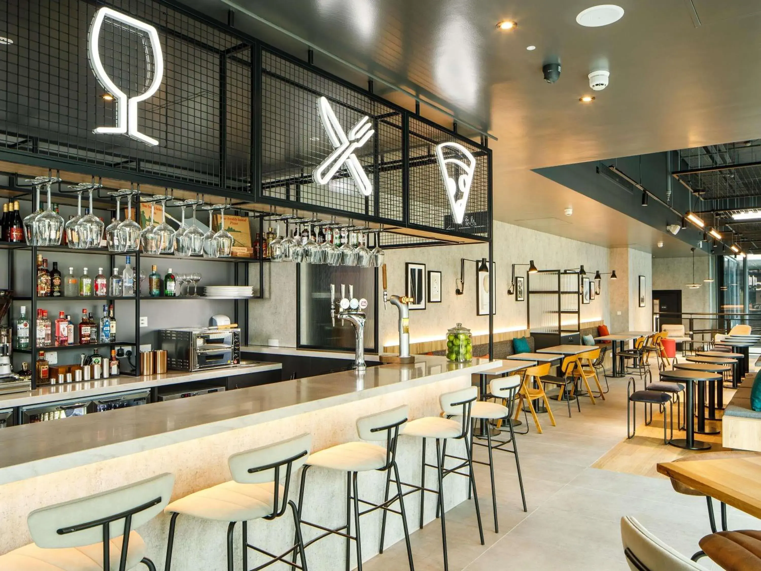 Lounge or bar in Aparthotel Adagio London Sutton Point Lounge or bar in Aparthotel Adagio London Sutton Point