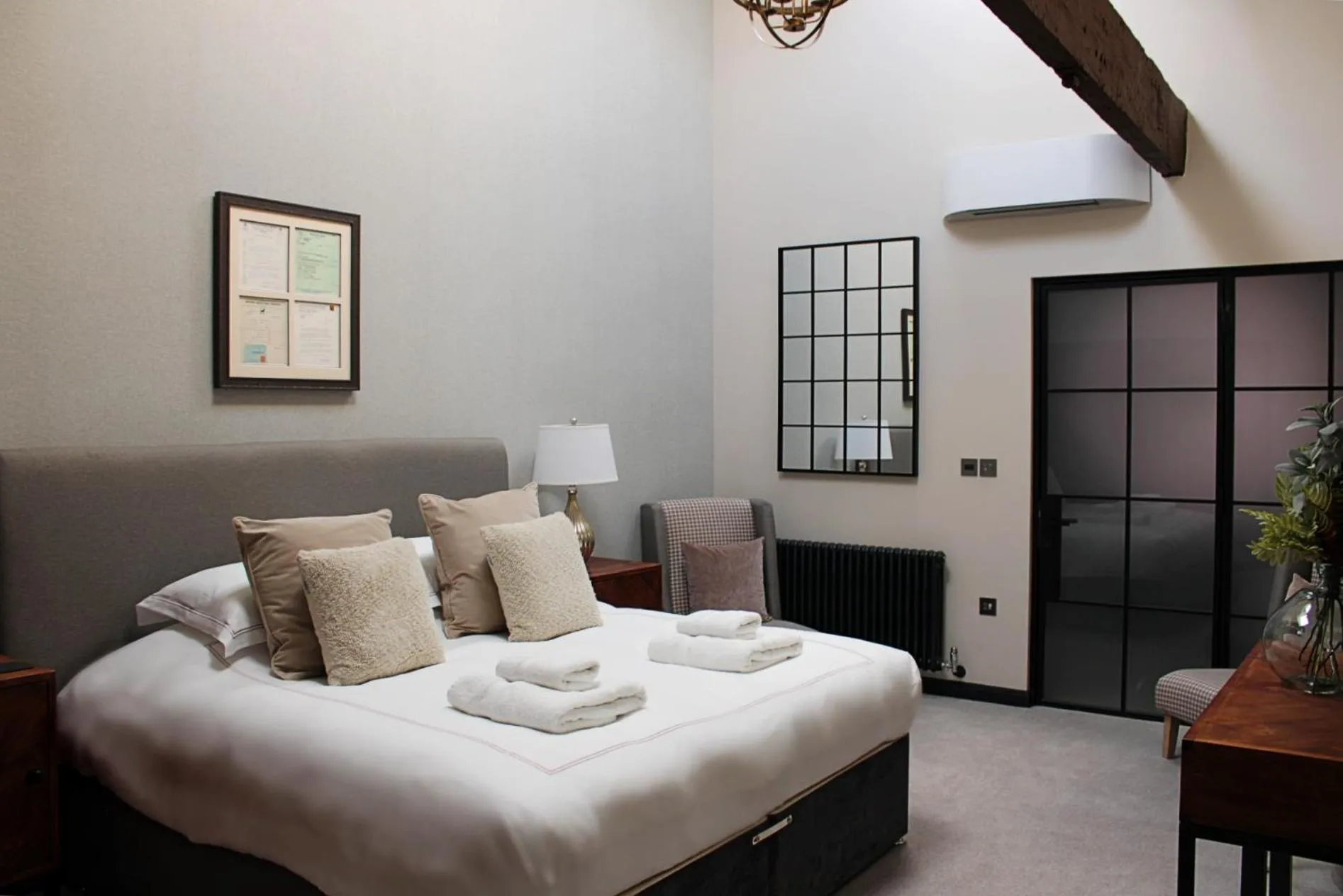 Bedroom, Bed in The Merchant's Yard