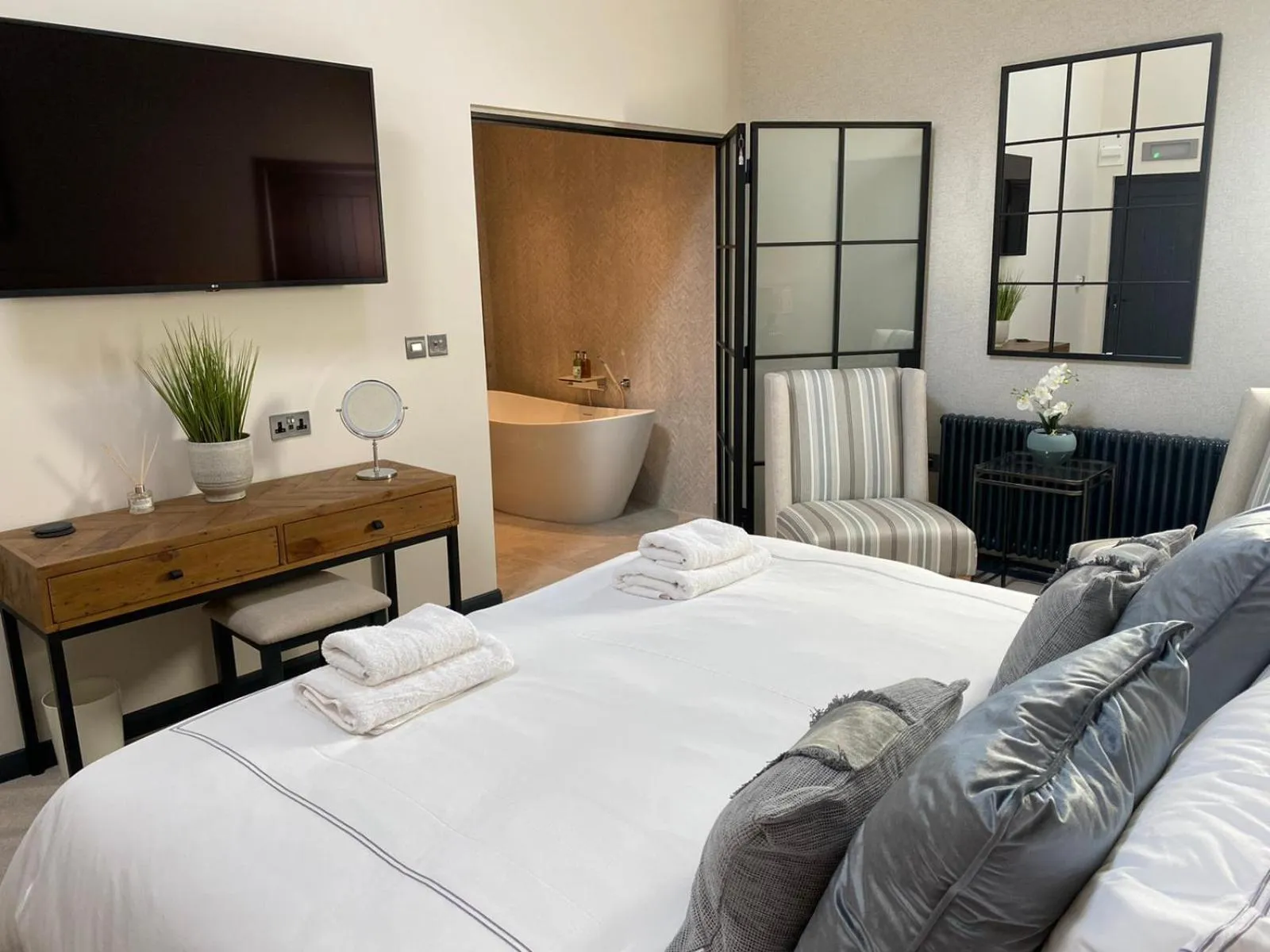 Bedroom, Bed in The Merchant's Yard